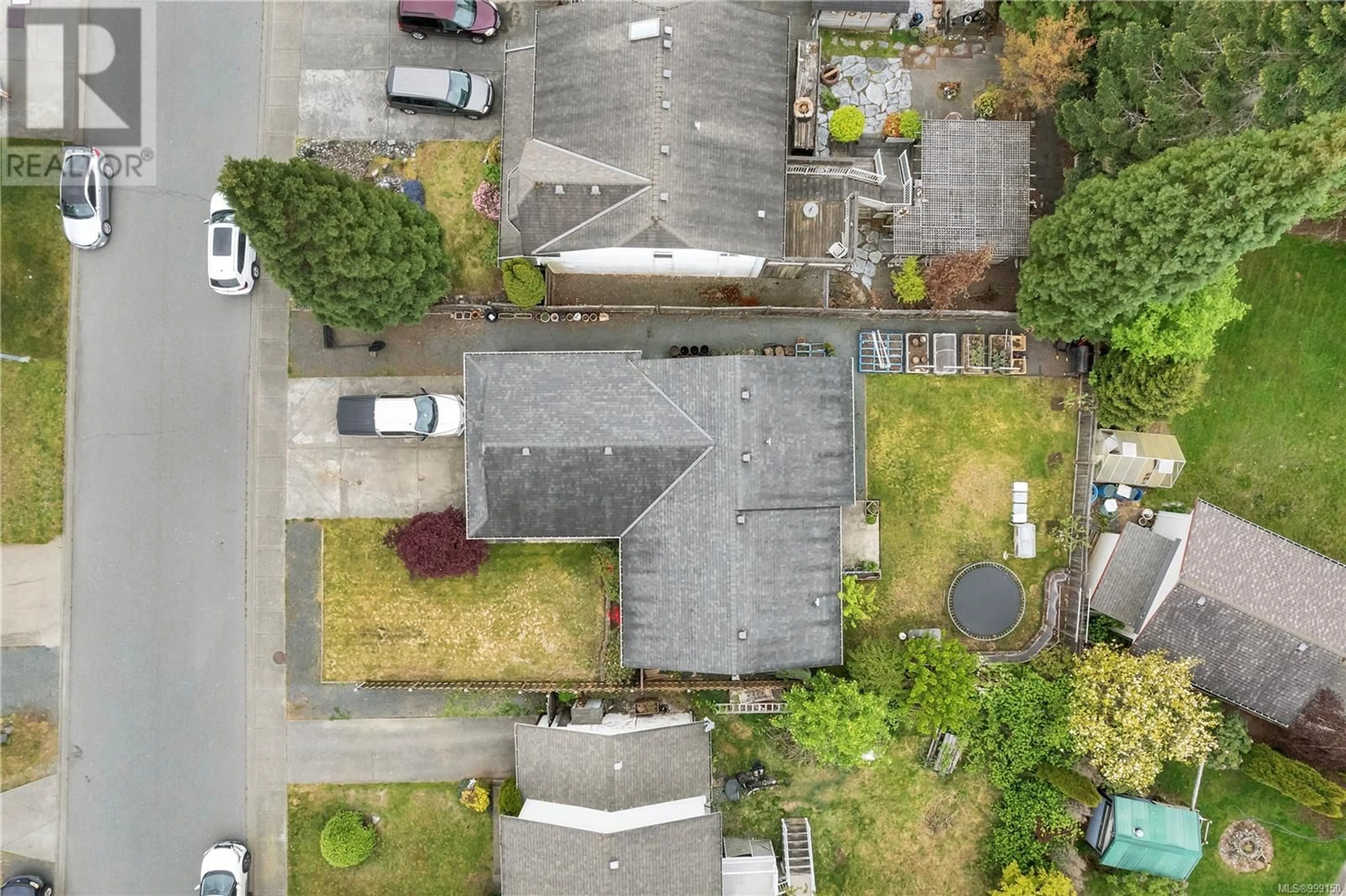 A pic from outside/outdoor area/front of a property/back of a property/a pic from drone, street for 885 KIT CRESCENT, Campbell River British Columbia V9H1P7