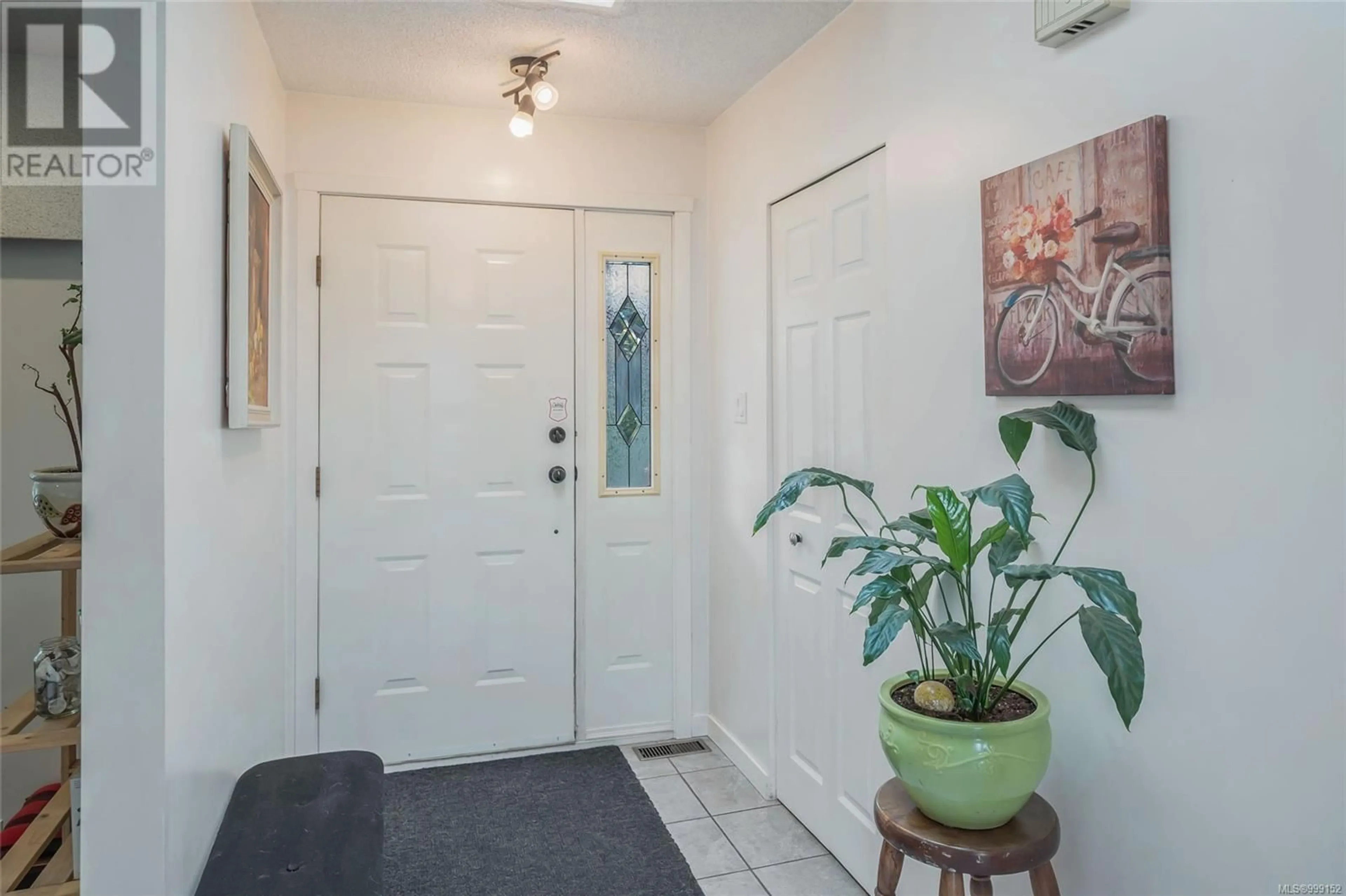 Indoor entryway for 2820 BISCAYNE BAY, Nanaimo British Columbia V9T3C4