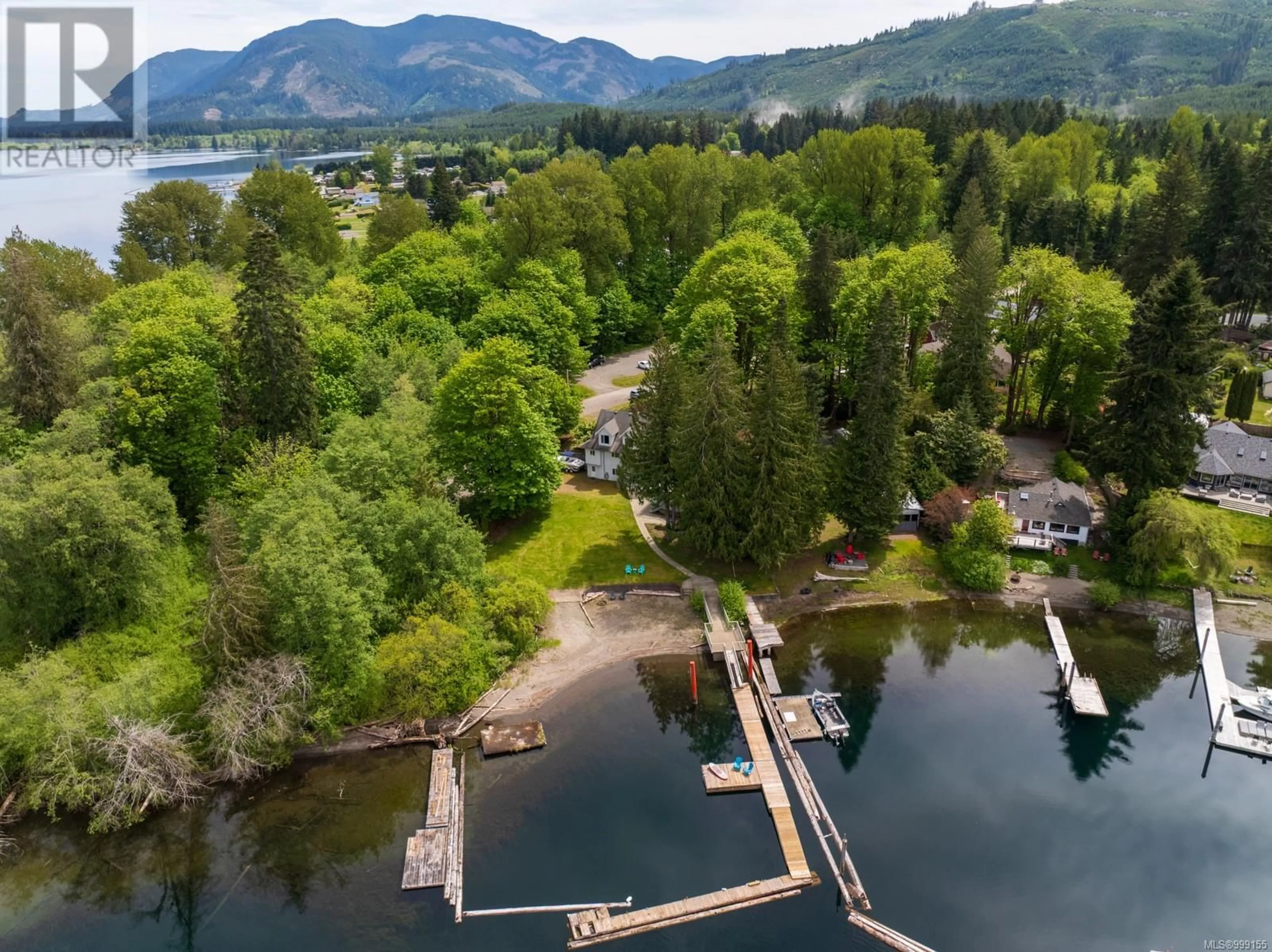 A pic from outside/outdoor area/front of a property/back of a property/a pic from drone, water/lake/river/ocean view for 6918 BEACH DRIVE, Honeymoon Bay British Columbia V0R1Y0