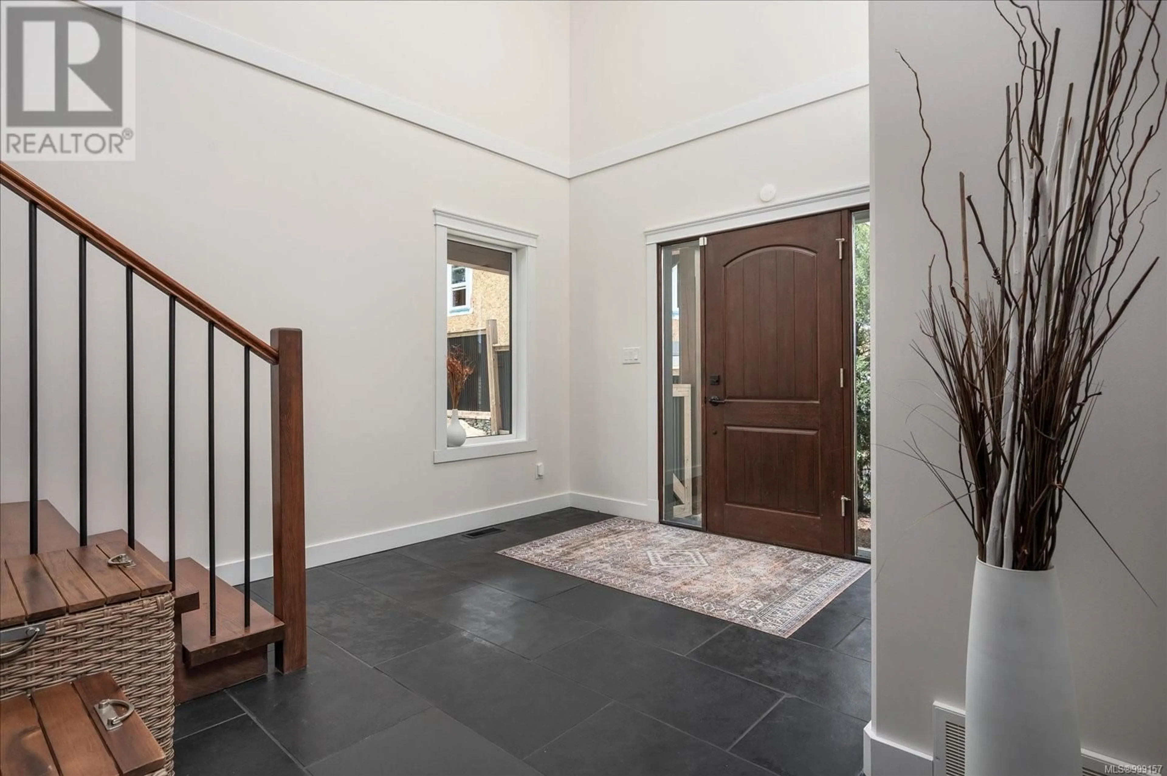 Indoor foyer for 1285 COLLEGE DRIVE, Nanaimo British Columbia V9R5Z5