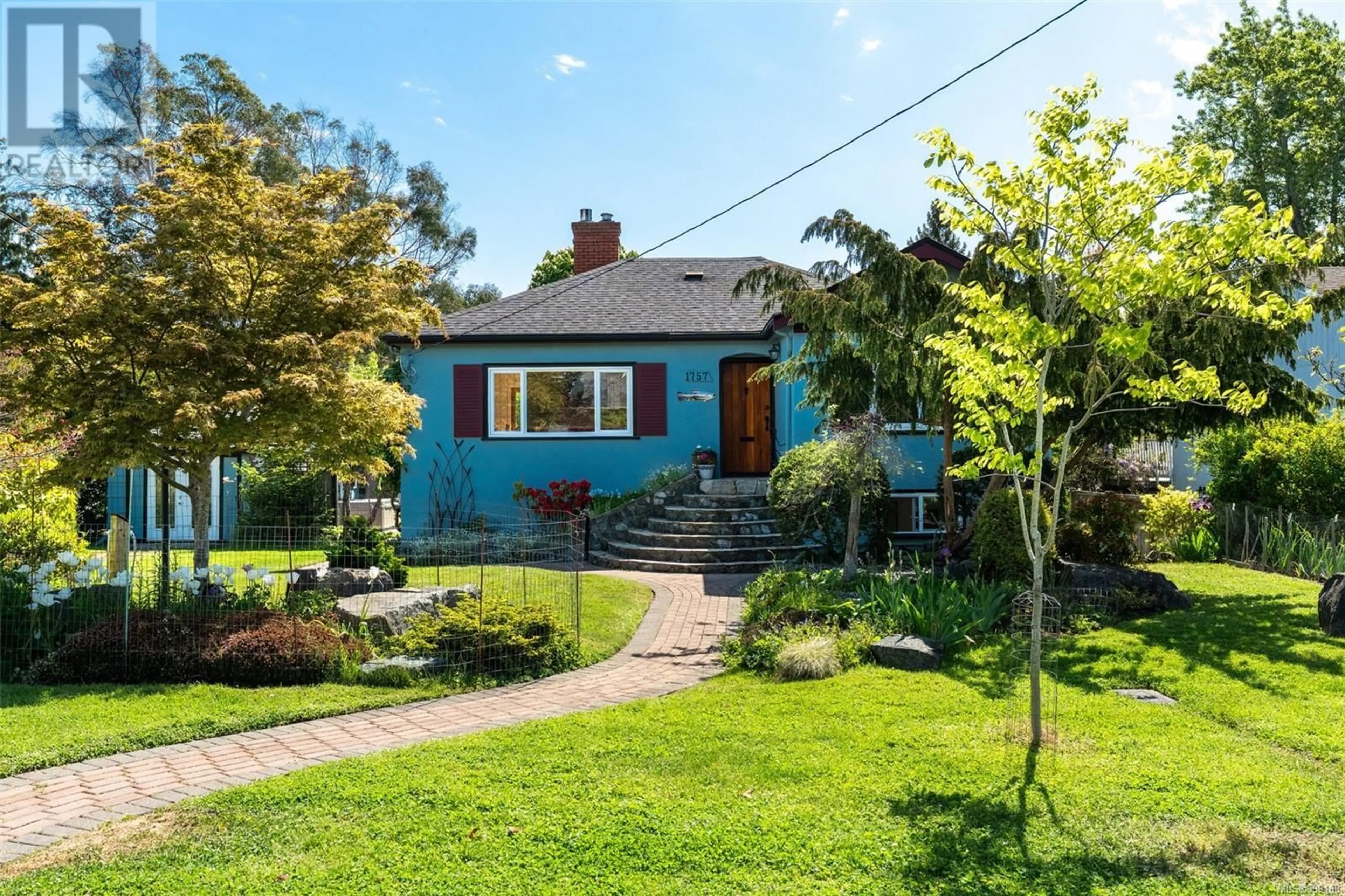 A pic from outside/outdoor area/front of a property/back of a property/a pic from drone, street for 1757 ARMSTRONG AVENUE, Oak Bay British Columbia V8R5S5