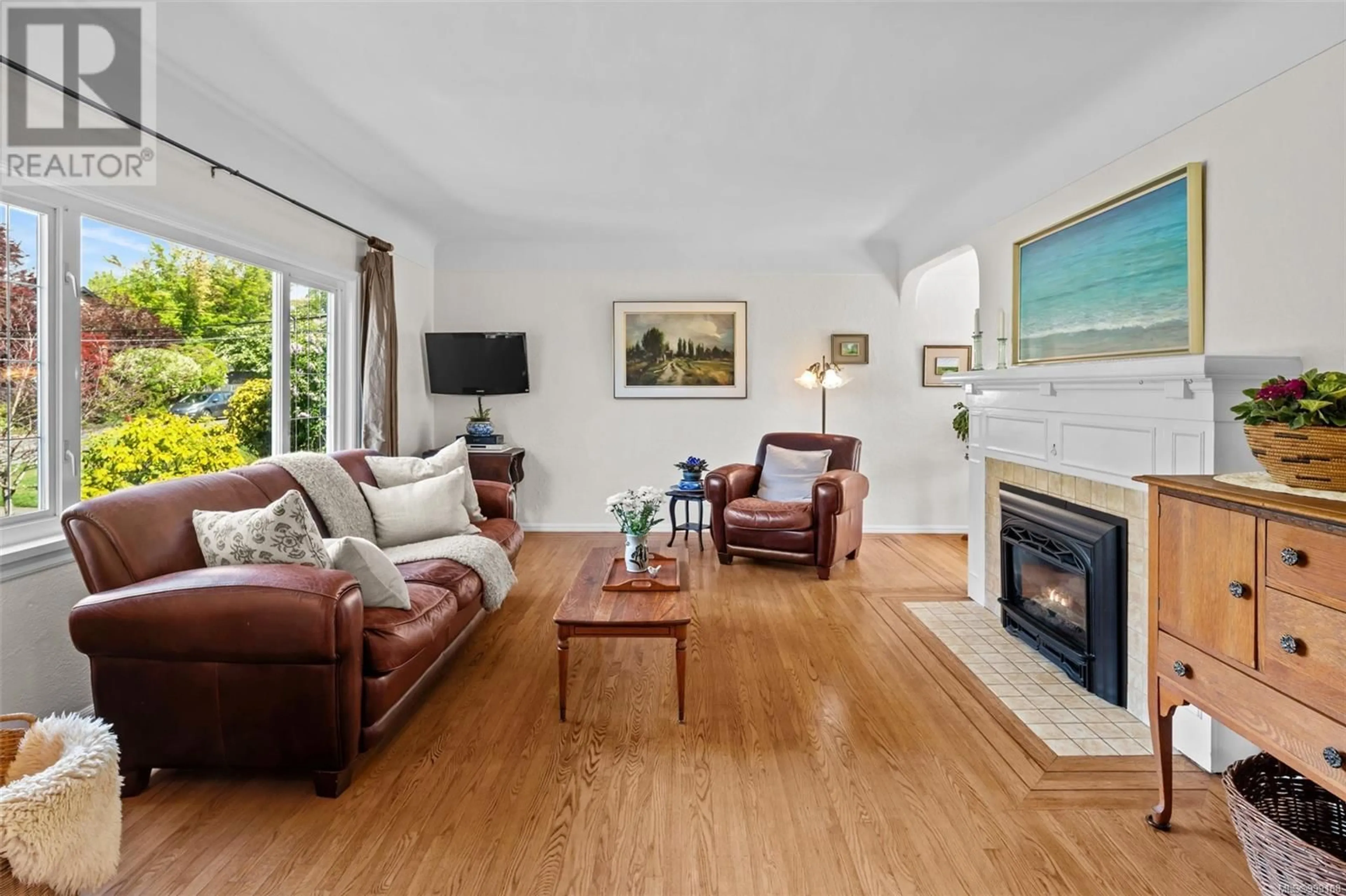 Living room with furniture, unknown for 1757 ARMSTRONG AVENUE, Oak Bay British Columbia V8R5S5