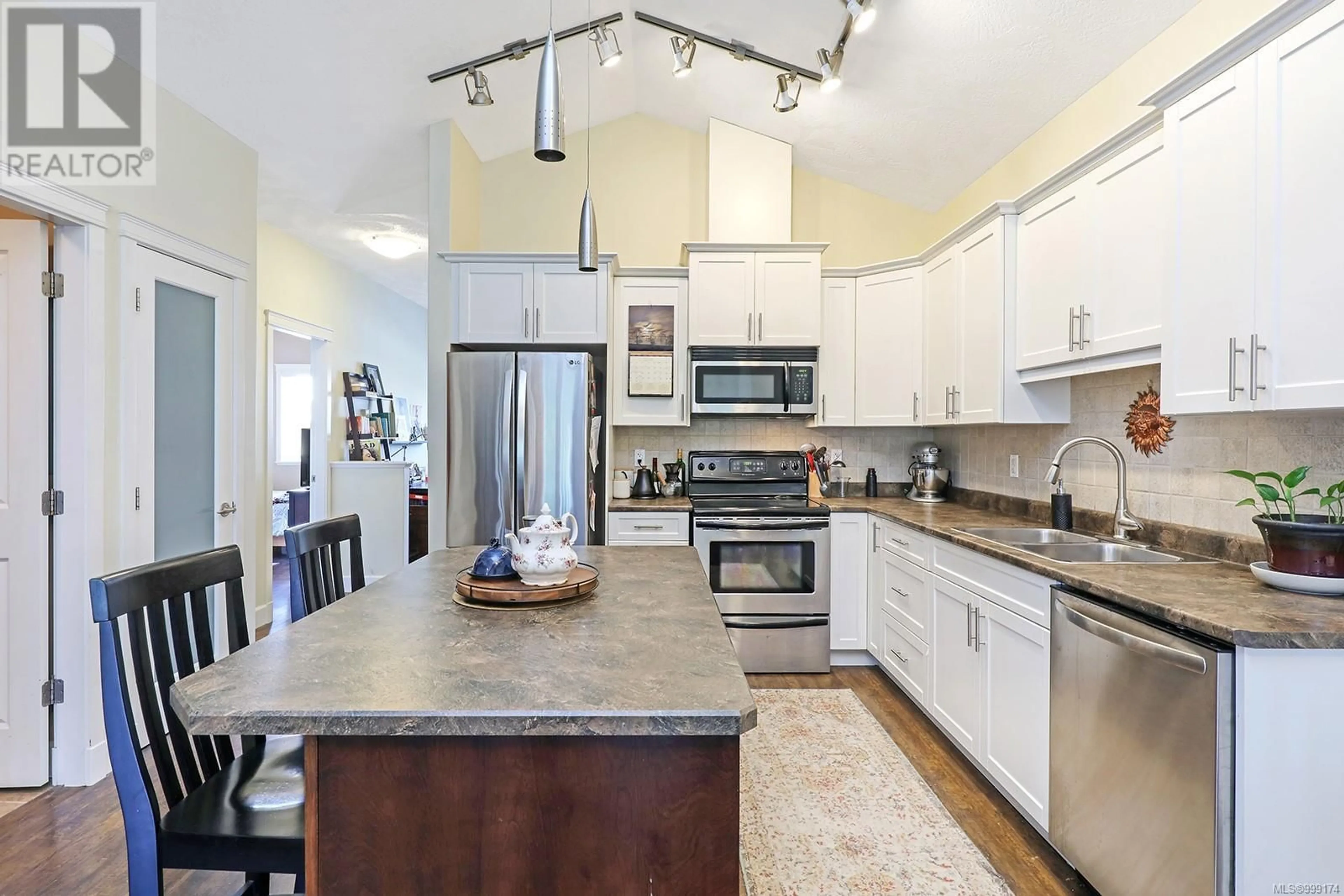 Open concept kitchen, ceramic/tile floor for 122 - 930 BRAIDWOOD ROAD, Courtenay British Columbia V9N3R9