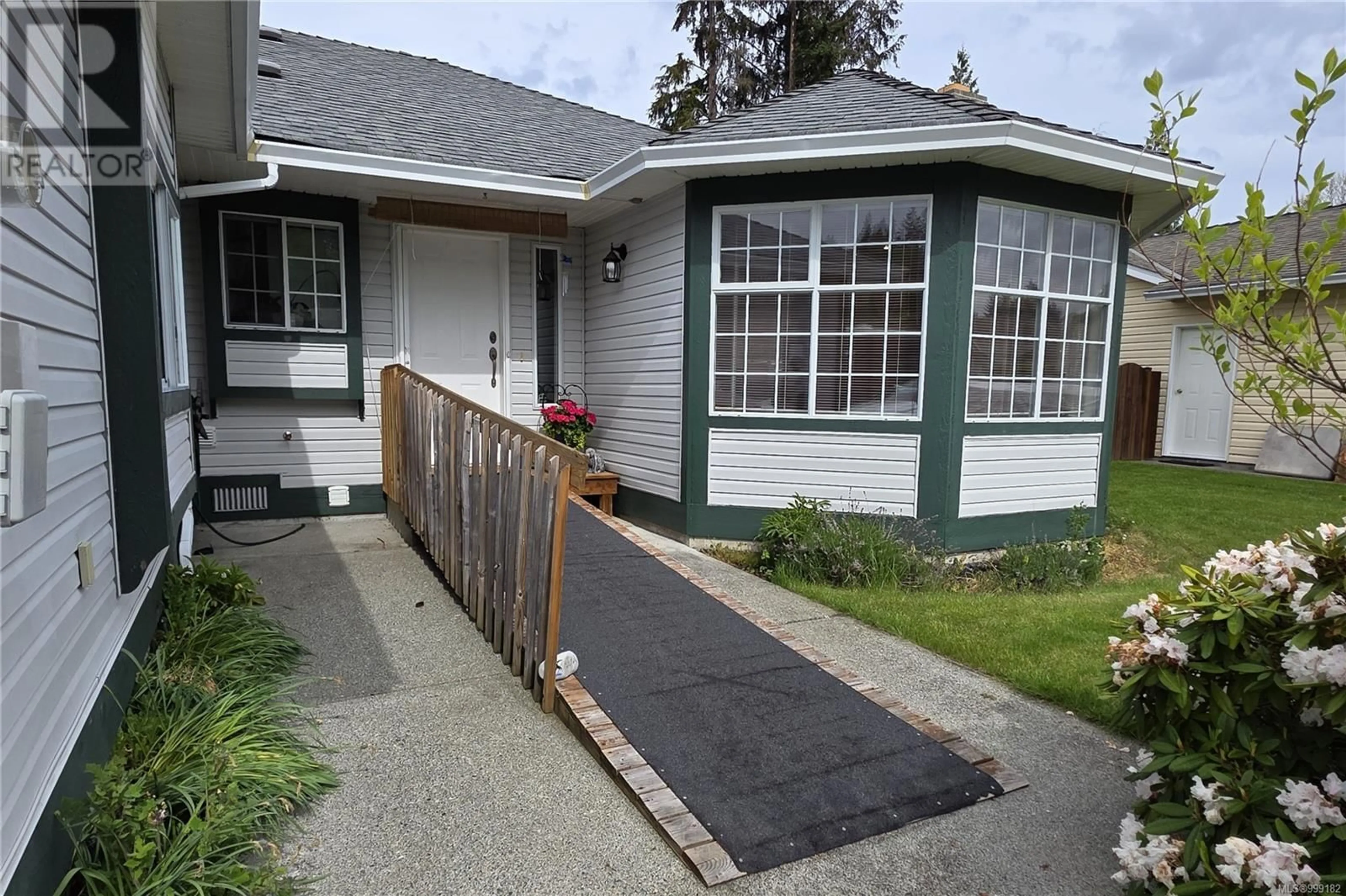 Home with vinyl exterior material, street for 570 JASMINE CRESCENT, Campbell River British Columbia V9W7G8