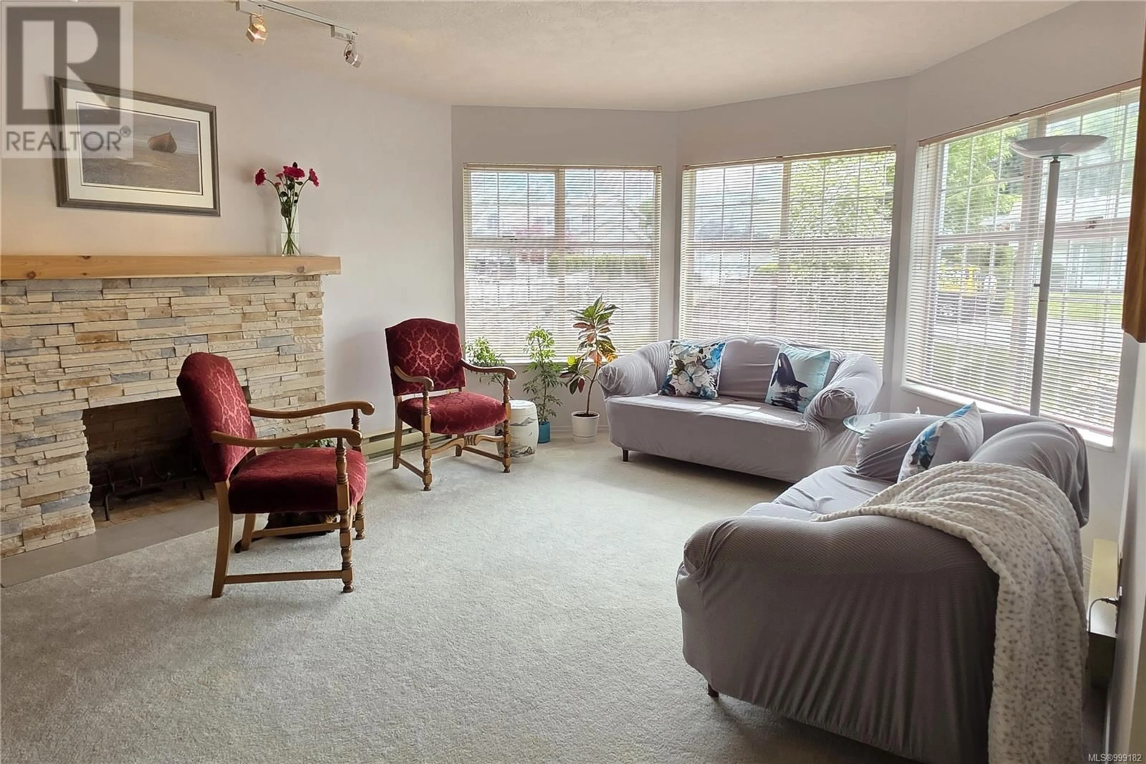 Living room with furniture, unknown for 570 JASMINE CRESCENT, Campbell River British Columbia V9W7G8