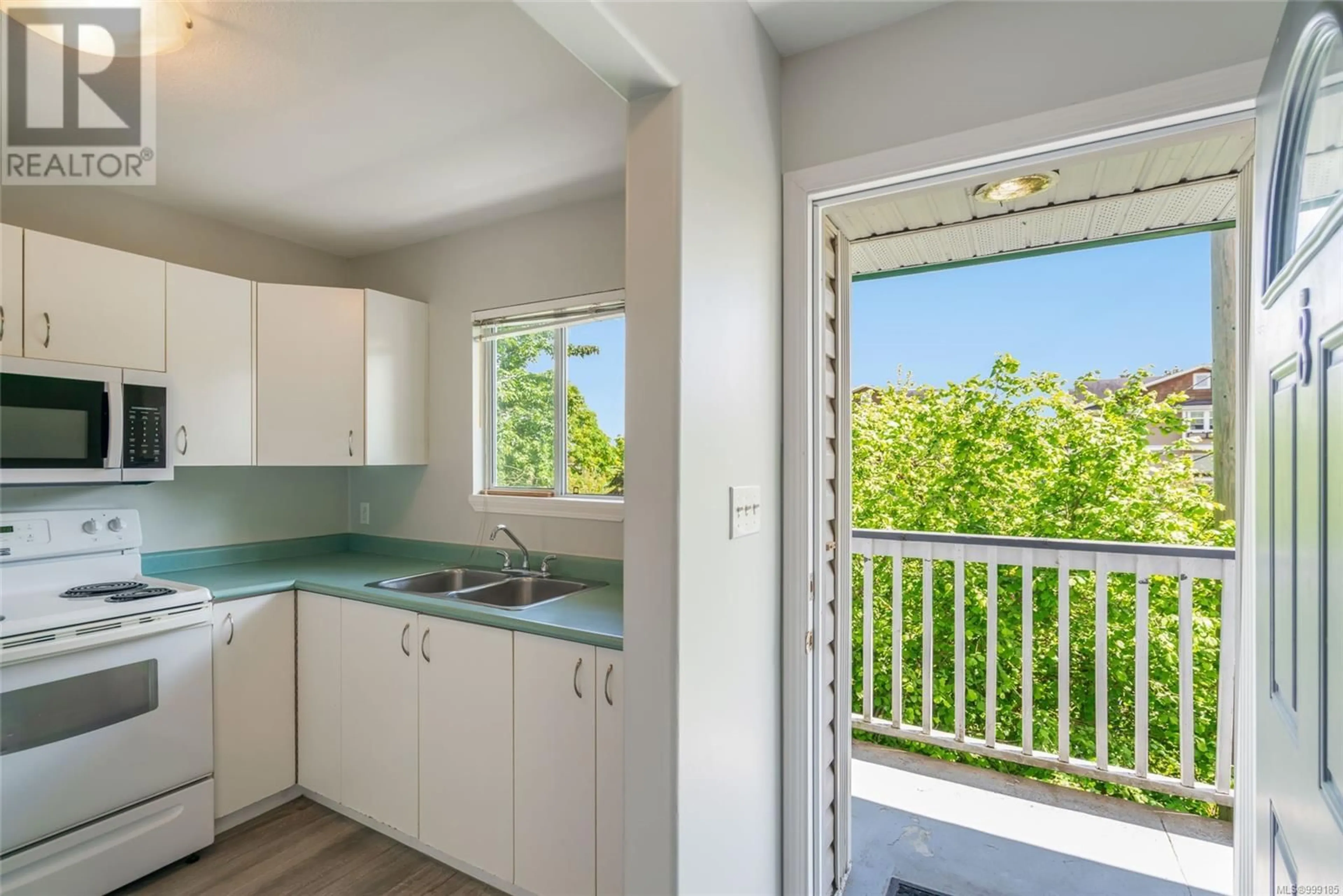 Standard kitchen, unknown for 8 - 68 MILL STREET, Nanaimo British Columbia V9R5A6