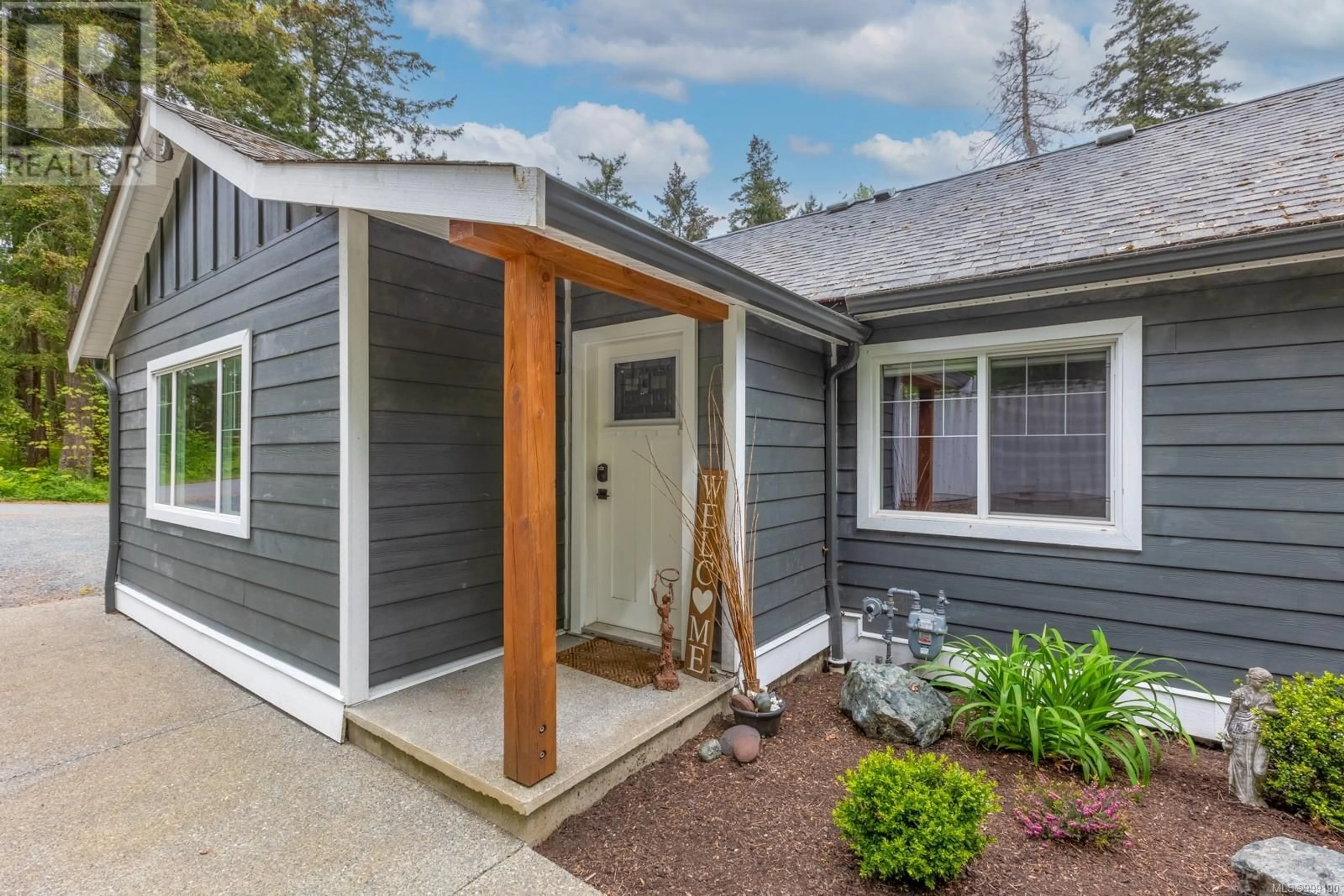 Home with vinyl exterior material, street for 3671 THOMSON ROAD, Courtenay British Columbia V9N9T5