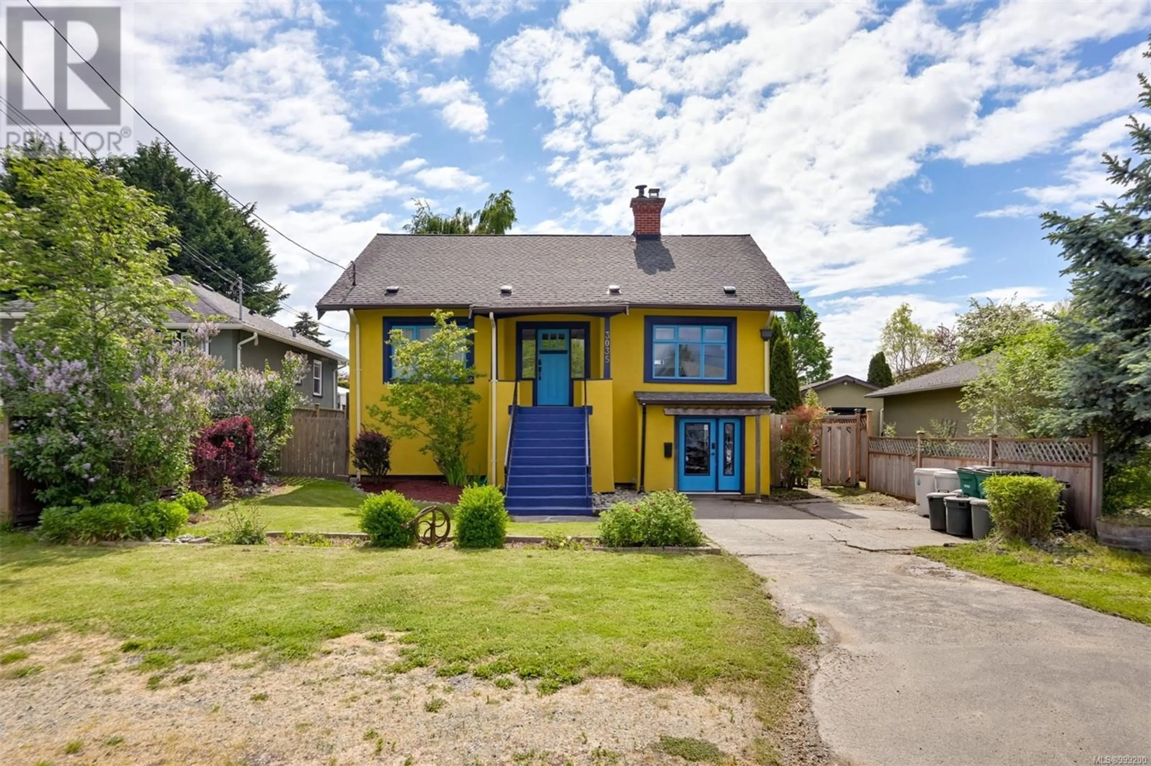 A pic from outside/outdoor area/front of a property/back of a property/a pic from drone, street for 3035 MILLGROVE STREET, Saanich British Columbia V9A1X4