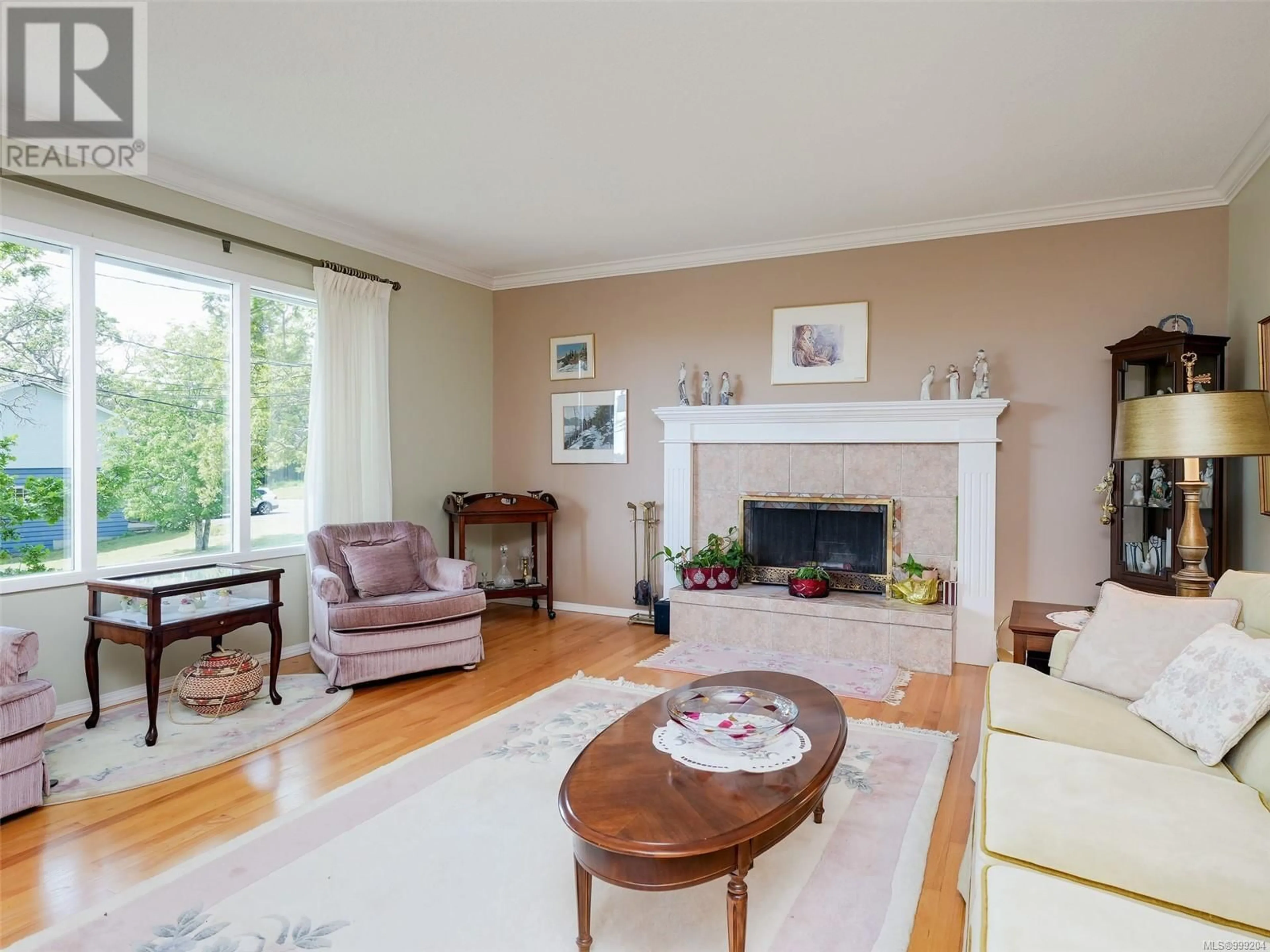 Living room with furniture, wood/laminate floor for 1470 BANFF PLACE, Saanich British Columbia V8P2E8