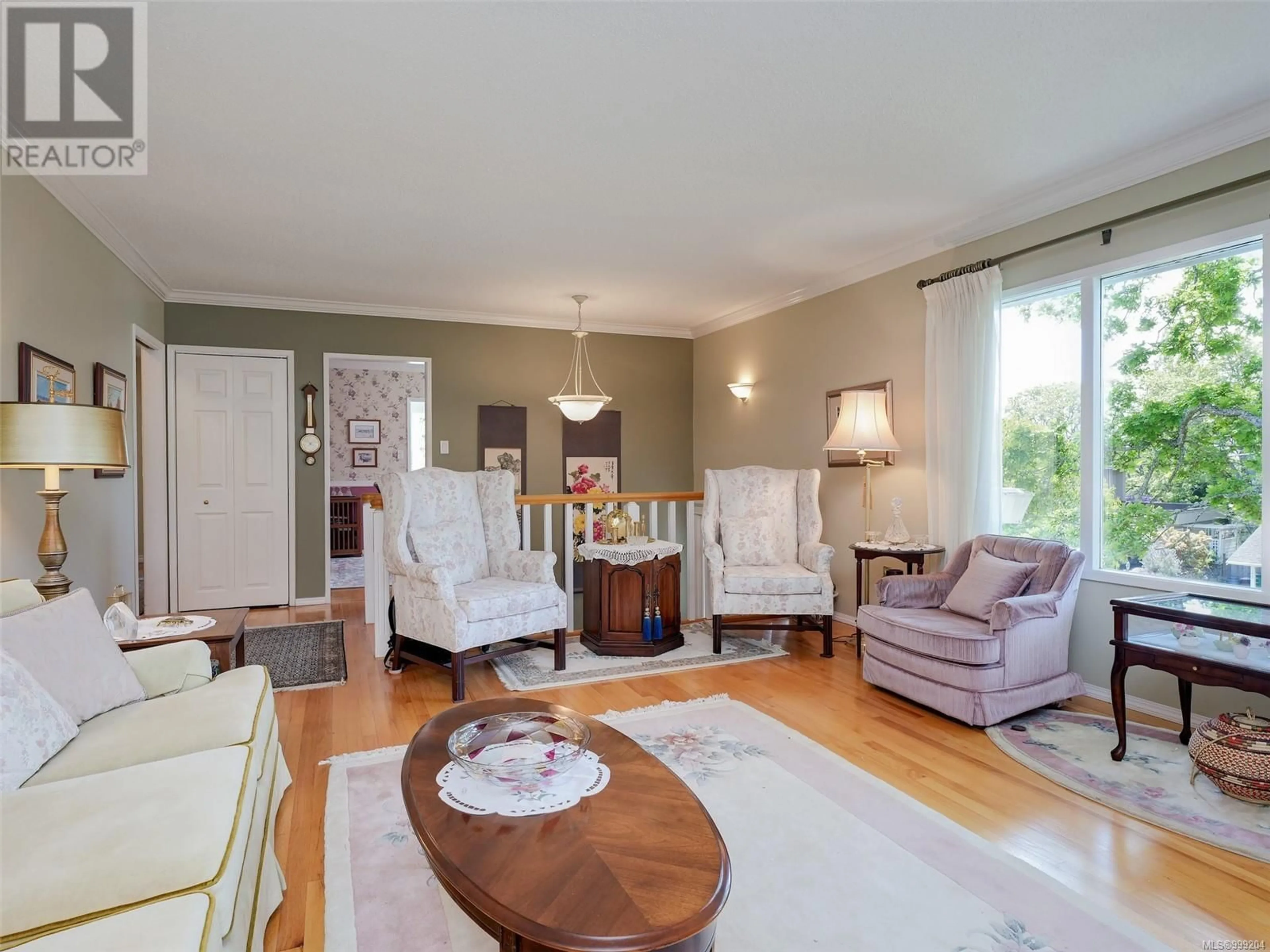 Living room with furniture, unknown for 1470 BANFF PLACE, Saanich British Columbia V8P2E8