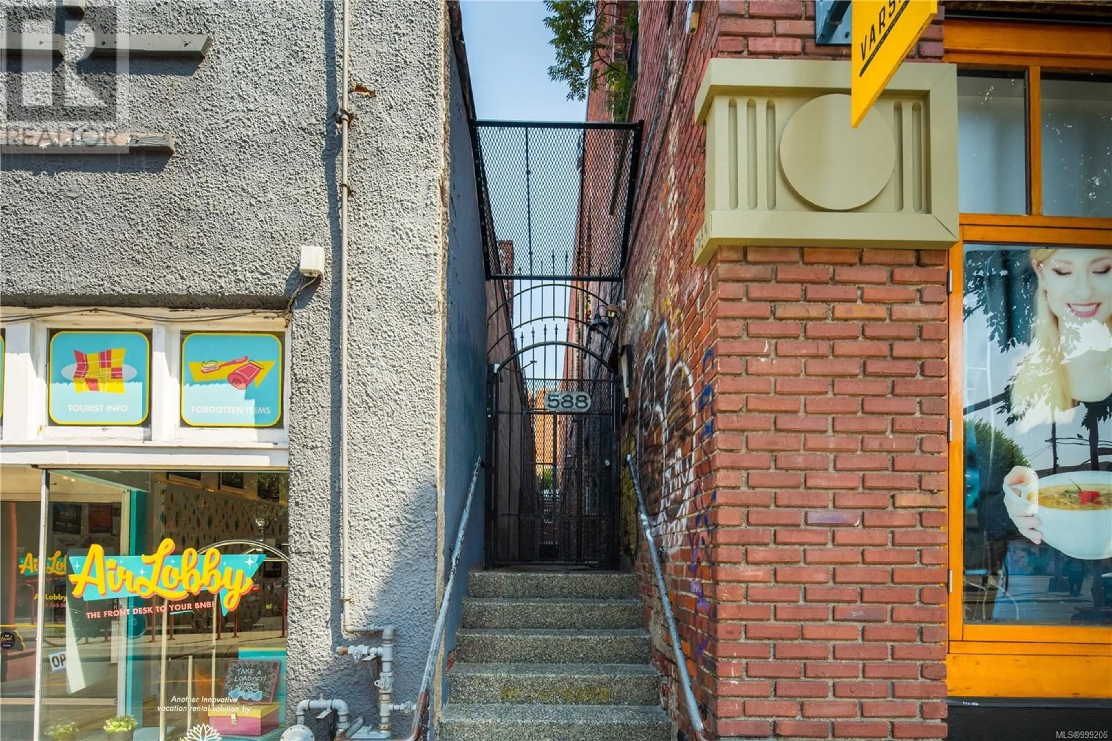 Stairs for 204 - 588 PANDORA AVENUE, Victoria British Columbia V8W1N7