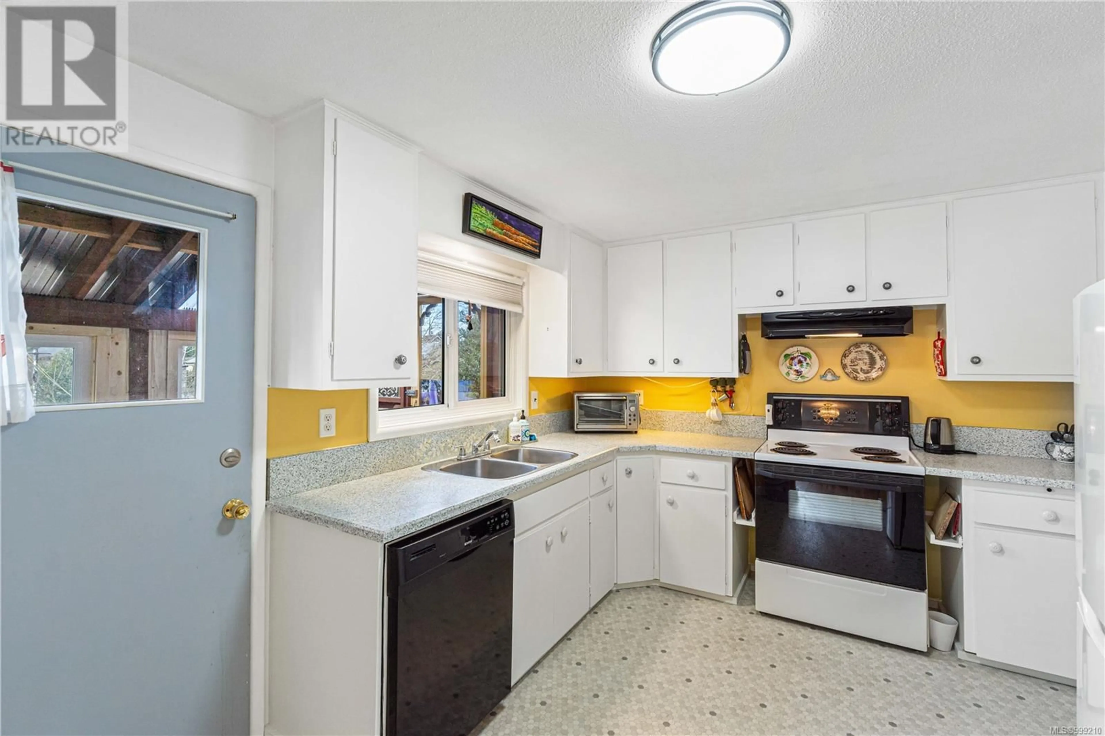 Standard kitchen, ceramic/tile floor for 137 HARVEY STREET, Nanaimo British Columbia V9R3W5