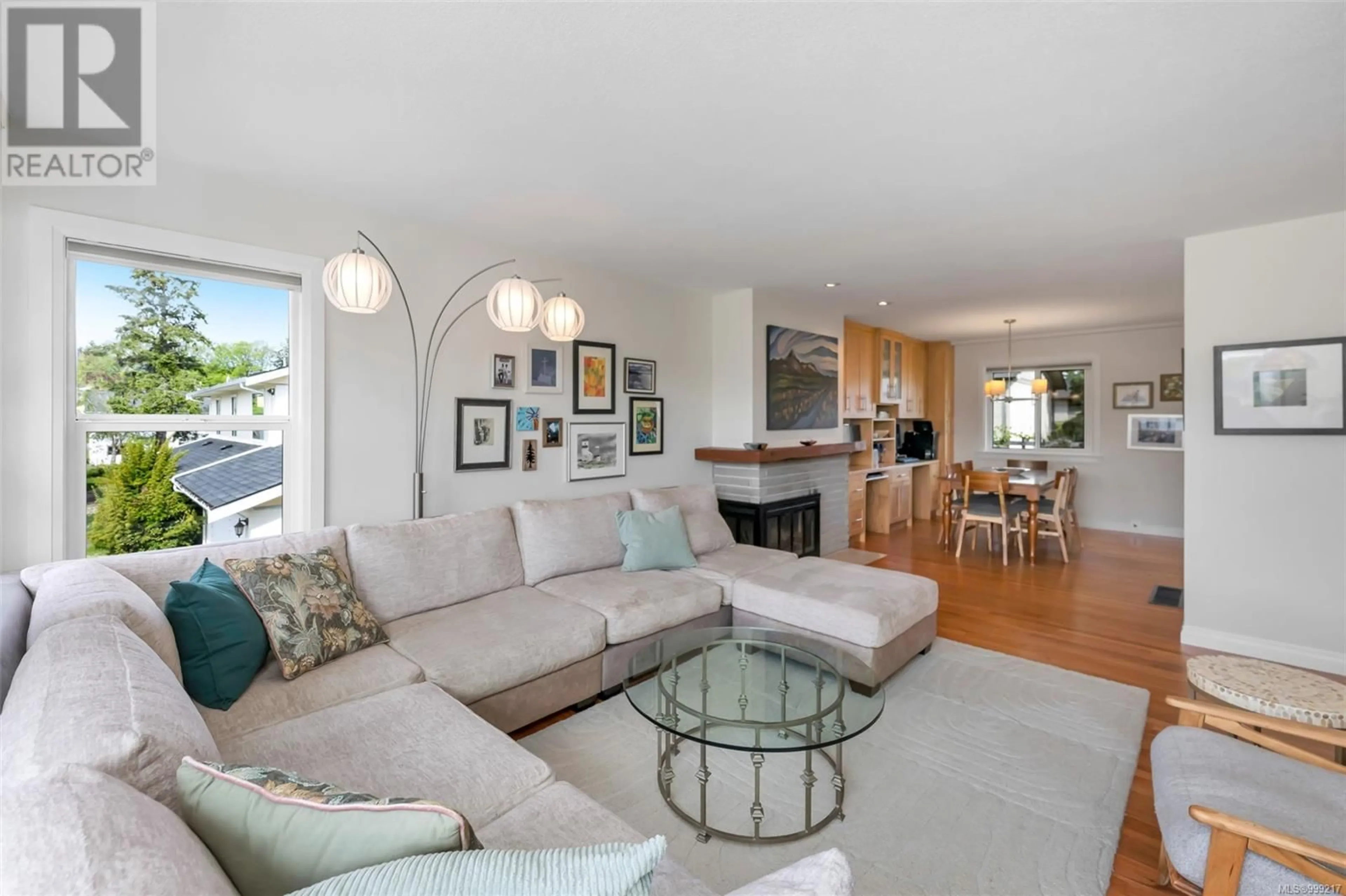 Living room with furniture, unknown for 1644 MORNINGSIDE PLACE, Saanich British Columbia V8N1N6