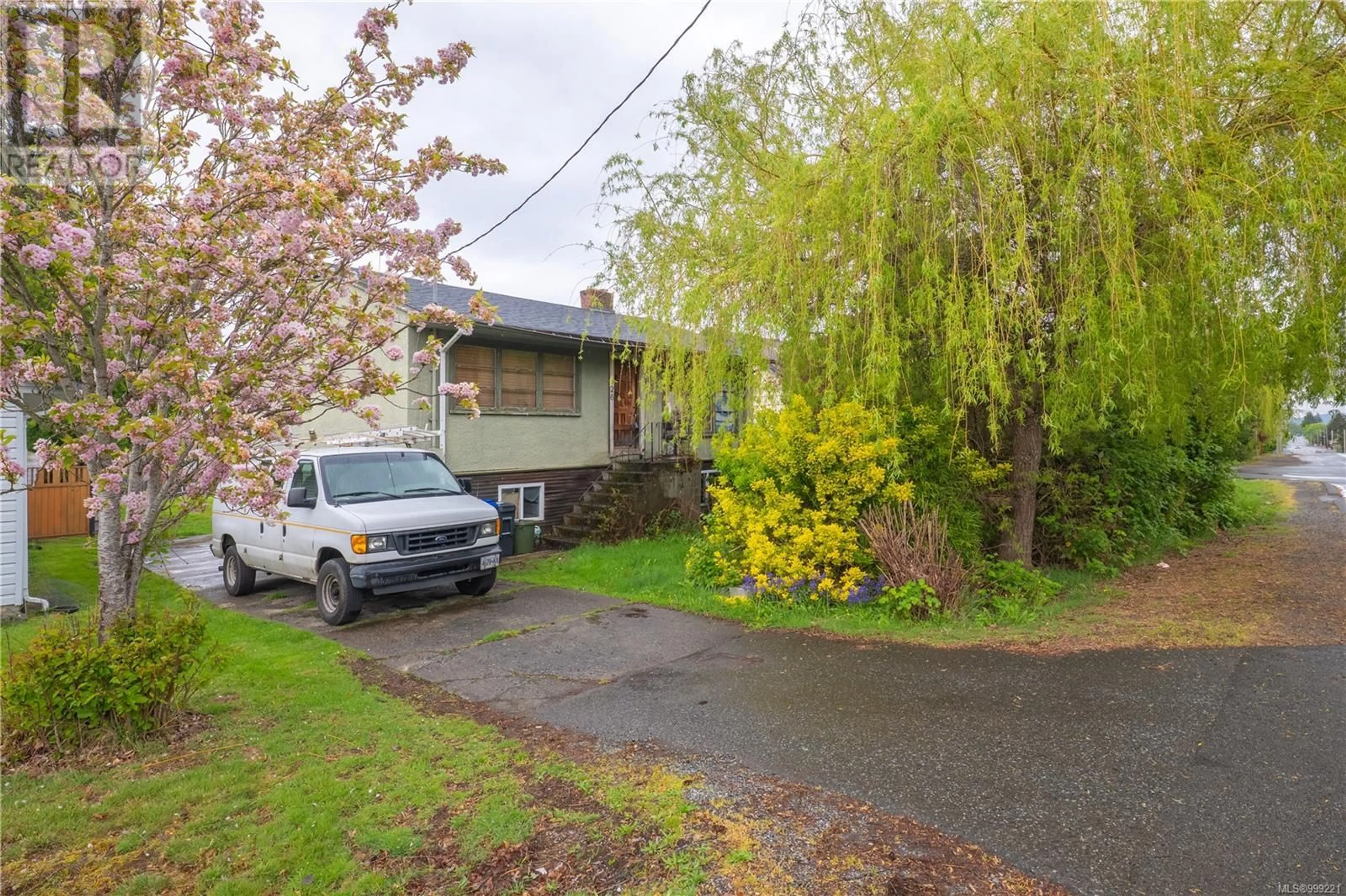 A pic from outside/outdoor area/front of a property/back of a property/a pic from drone, street for 626 FOURTH STREET, Nanaimo British Columbia V9R1V3