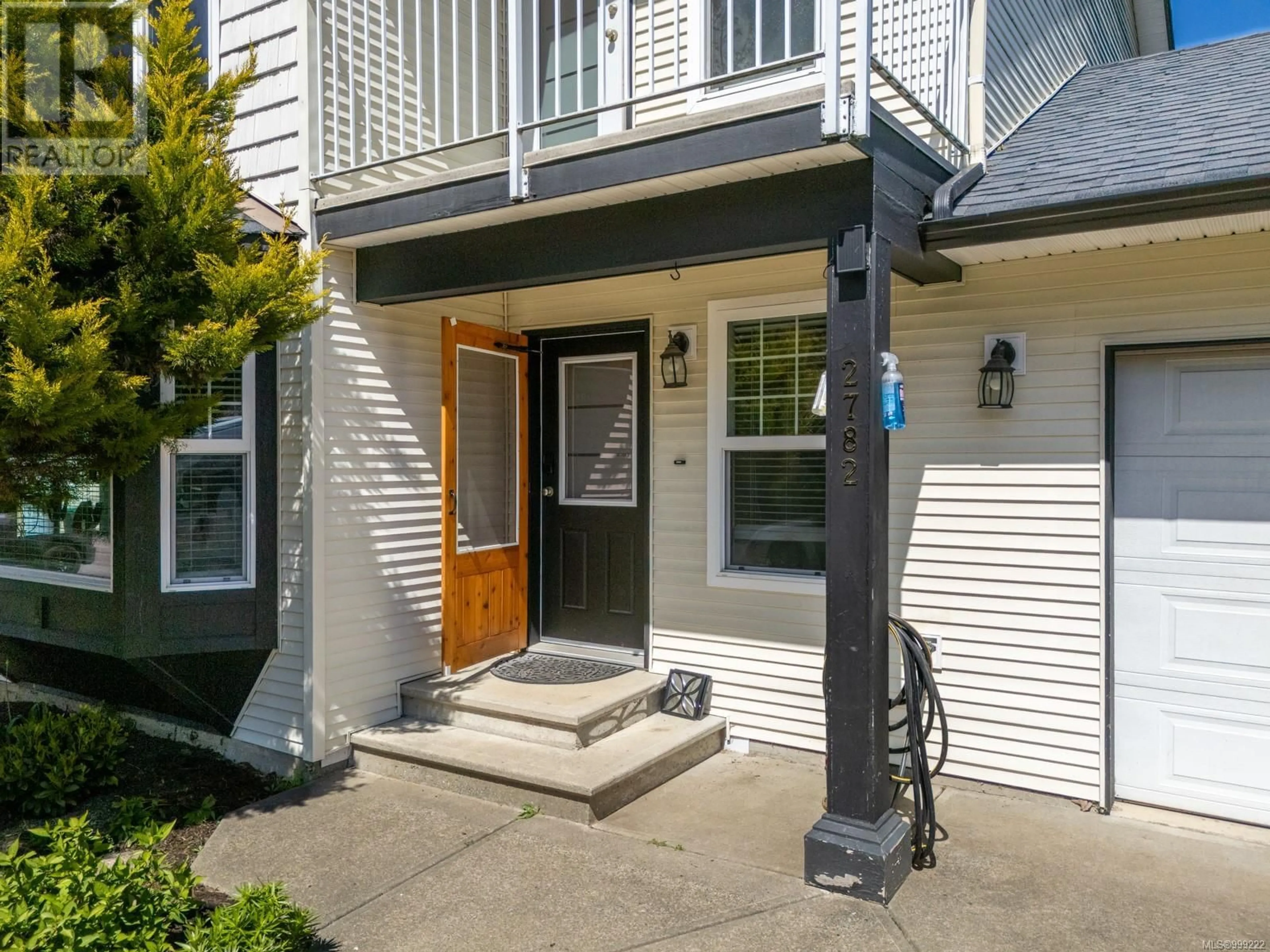 Indoor entryway for 2782 KENDAL AVENUE, Cumberland British Columbia V0R1S0