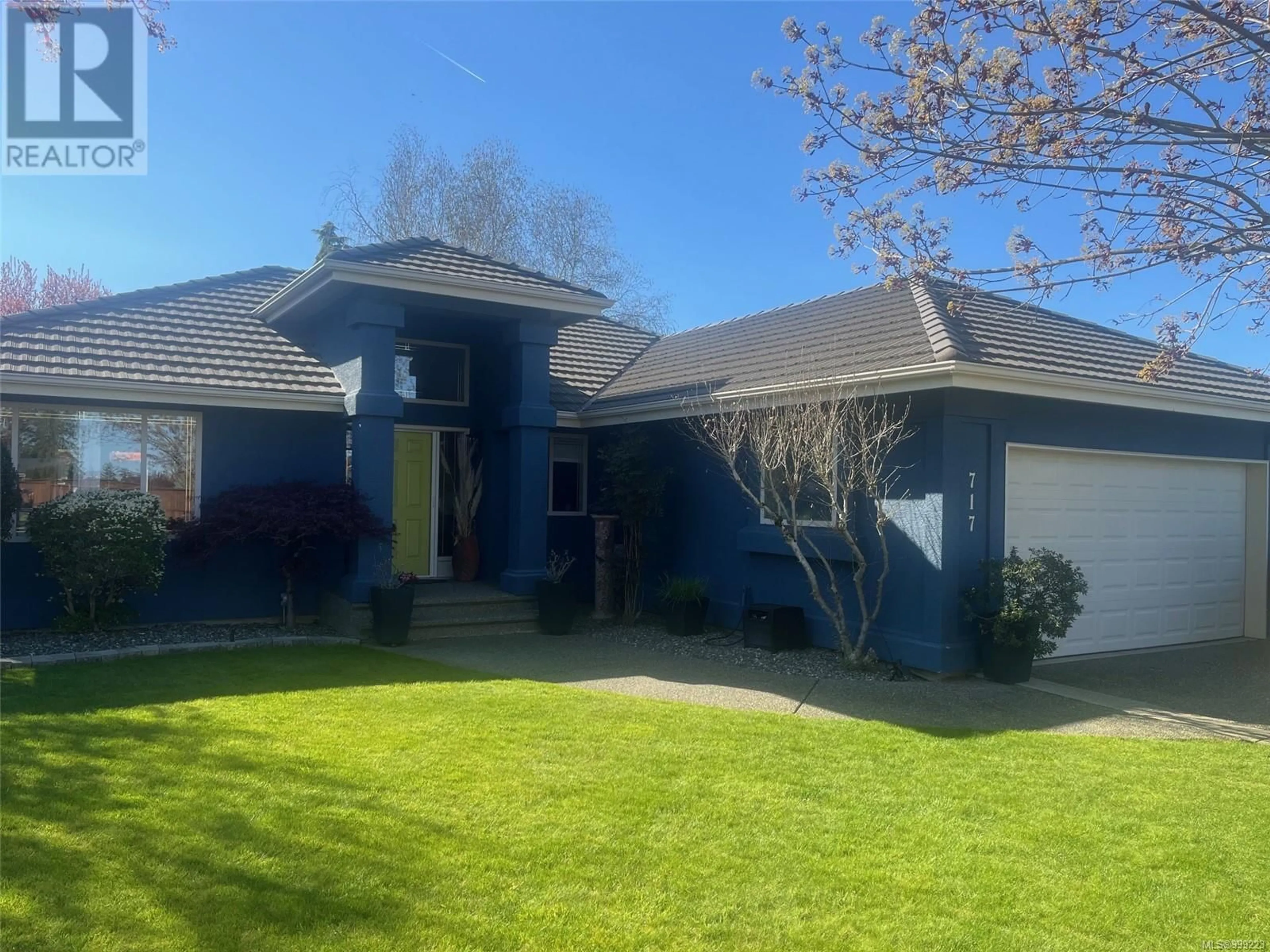 A pic from outside/outdoor area/front of a property/back of a property/a pic from drone, street for 717 ARROWSMITH WAY, Parksville British Columbia V9P2N9