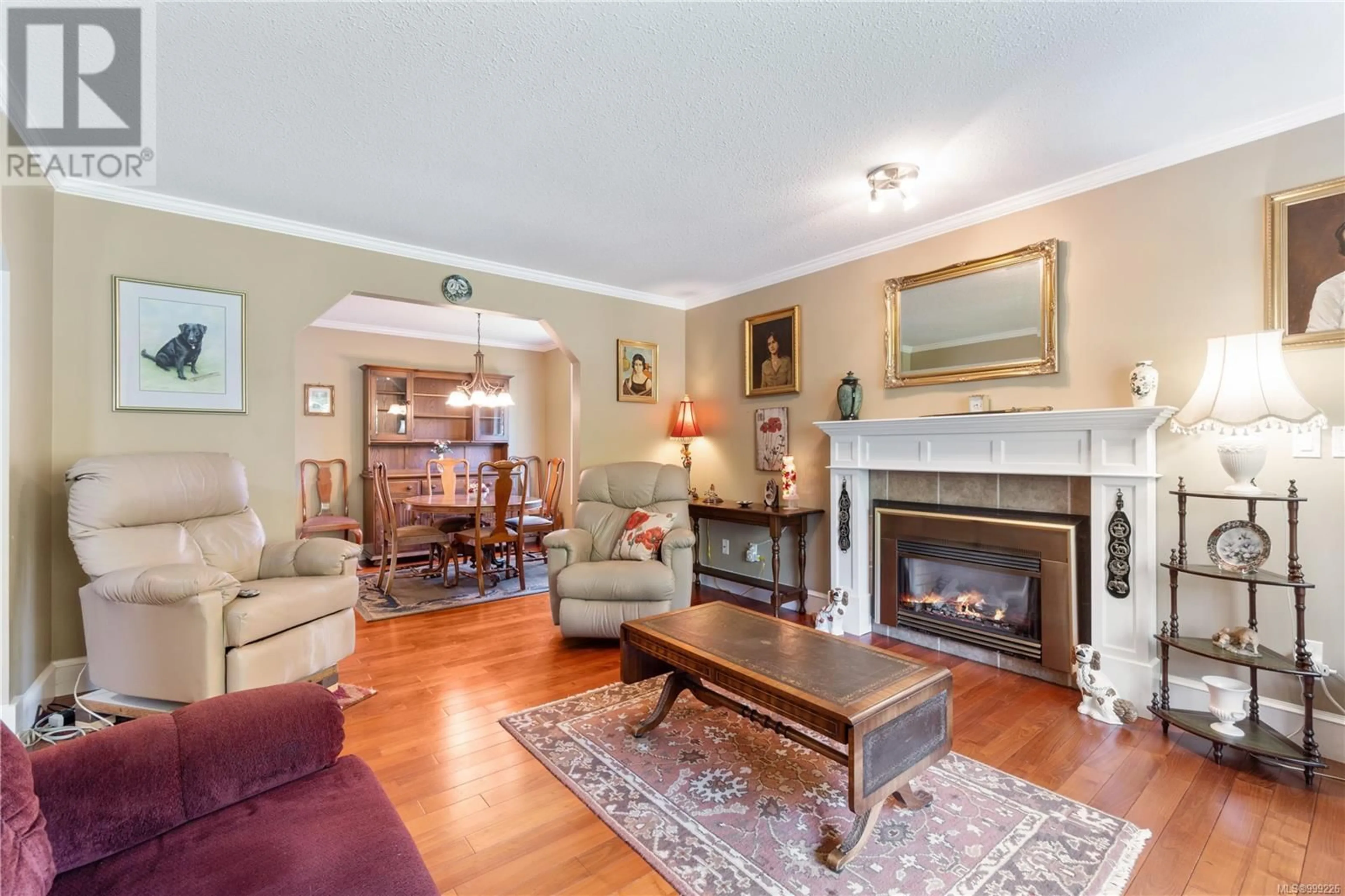 Living room with furniture, wood/laminate floor for 628 ALDER STREET, Qualicum Beach British Columbia V9K1J3