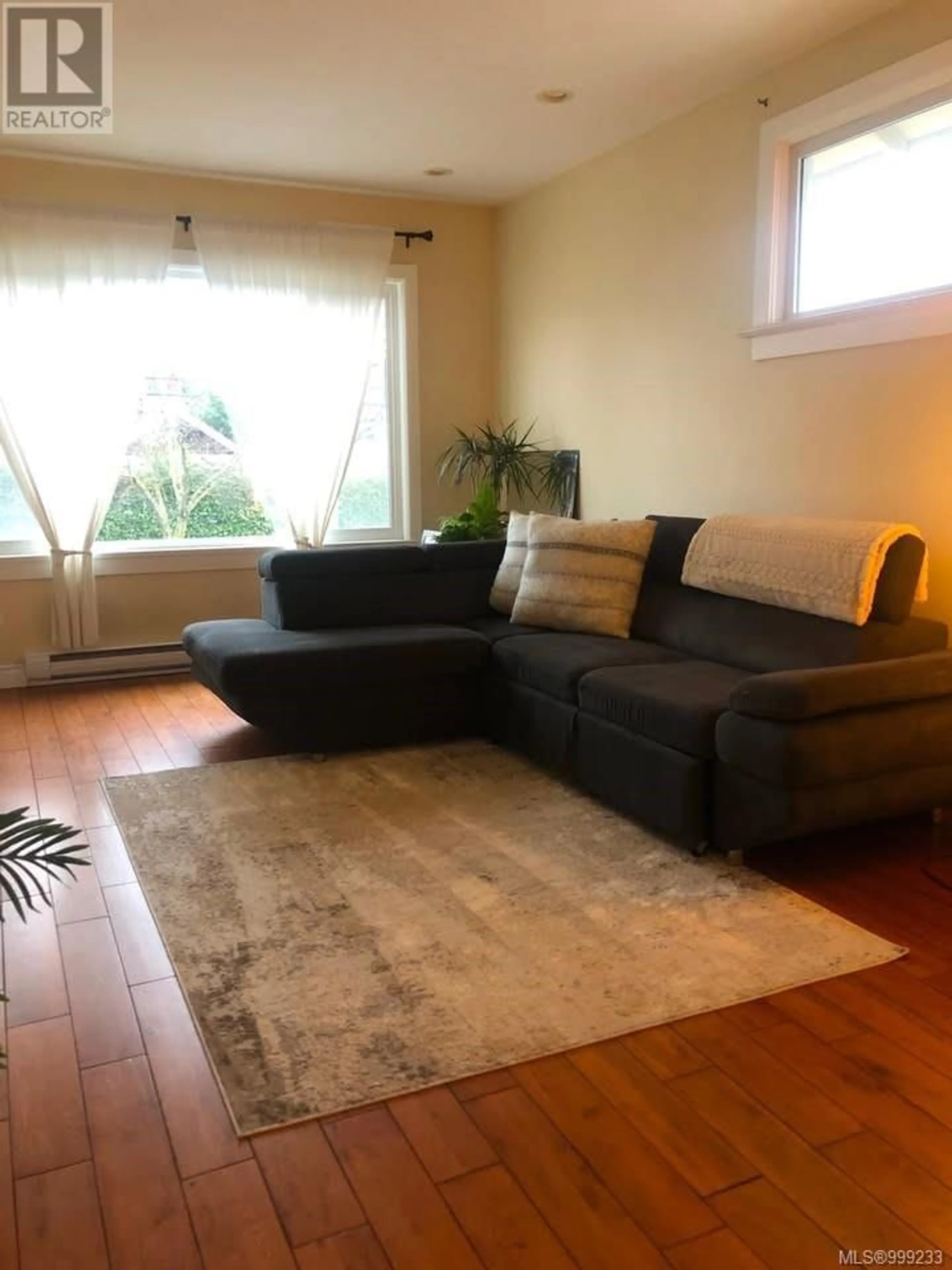 Living room with furniture, unknown for 1321 FINLAYSON STREET, Victoria British Columbia V8T2V5