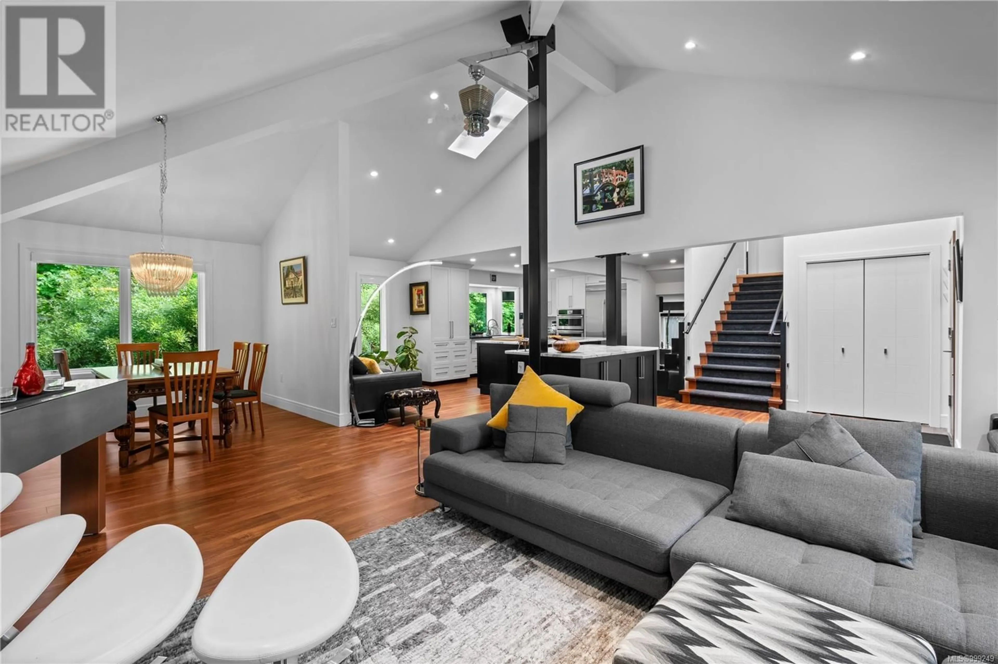 Living room with furniture, unknown for 851 SAYWARD ROAD, Saanich British Columbia V8Y1R5