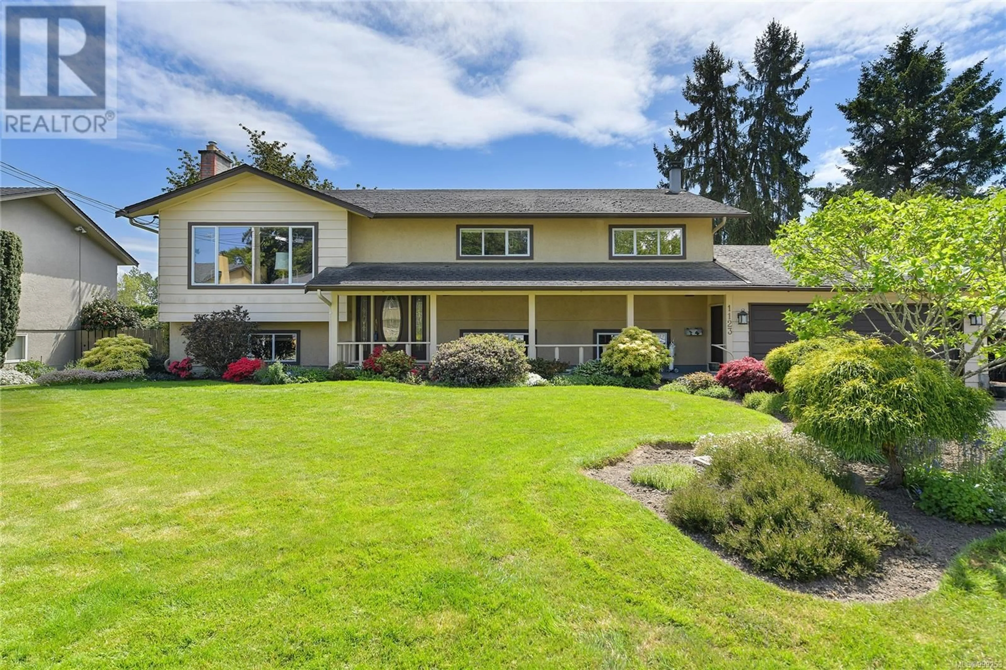 Home with vinyl exterior material, street for 1123 JOLIVET CRESCENT, Saanich British Columbia V8X3P3