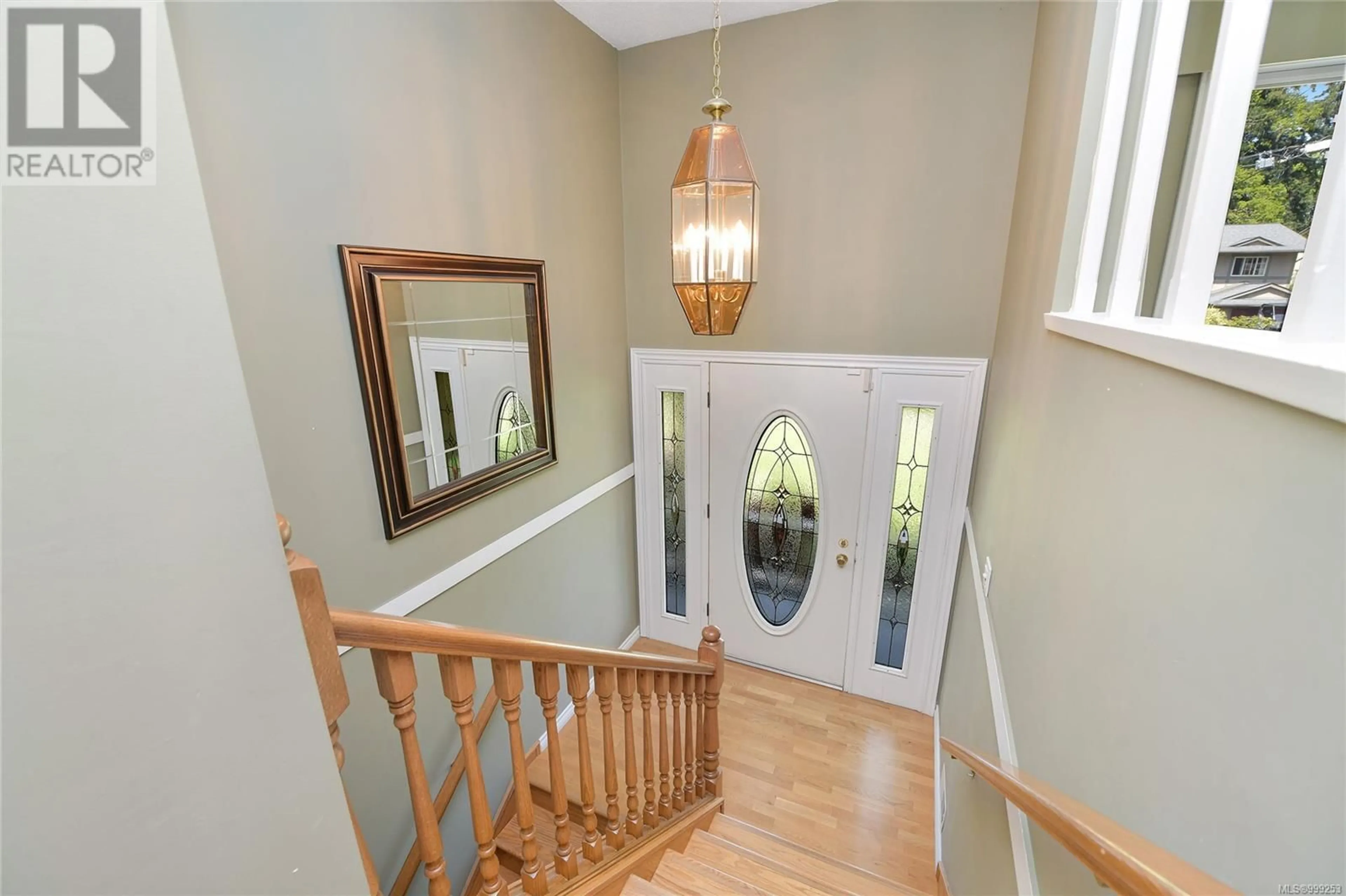 Indoor entryway for 1123 JOLIVET CRESCENT, Saanich British Columbia V8X3P3