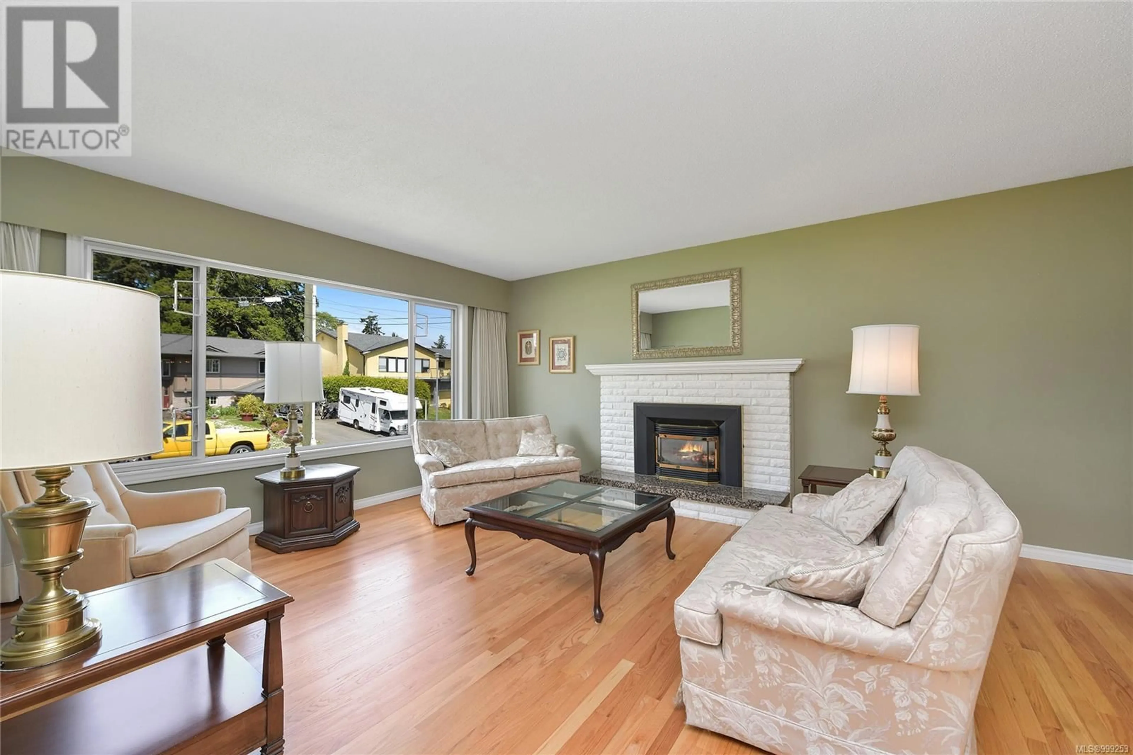 Living room with furniture, unknown for 1123 JOLIVET CRESCENT, Saanich British Columbia V8X3P3
