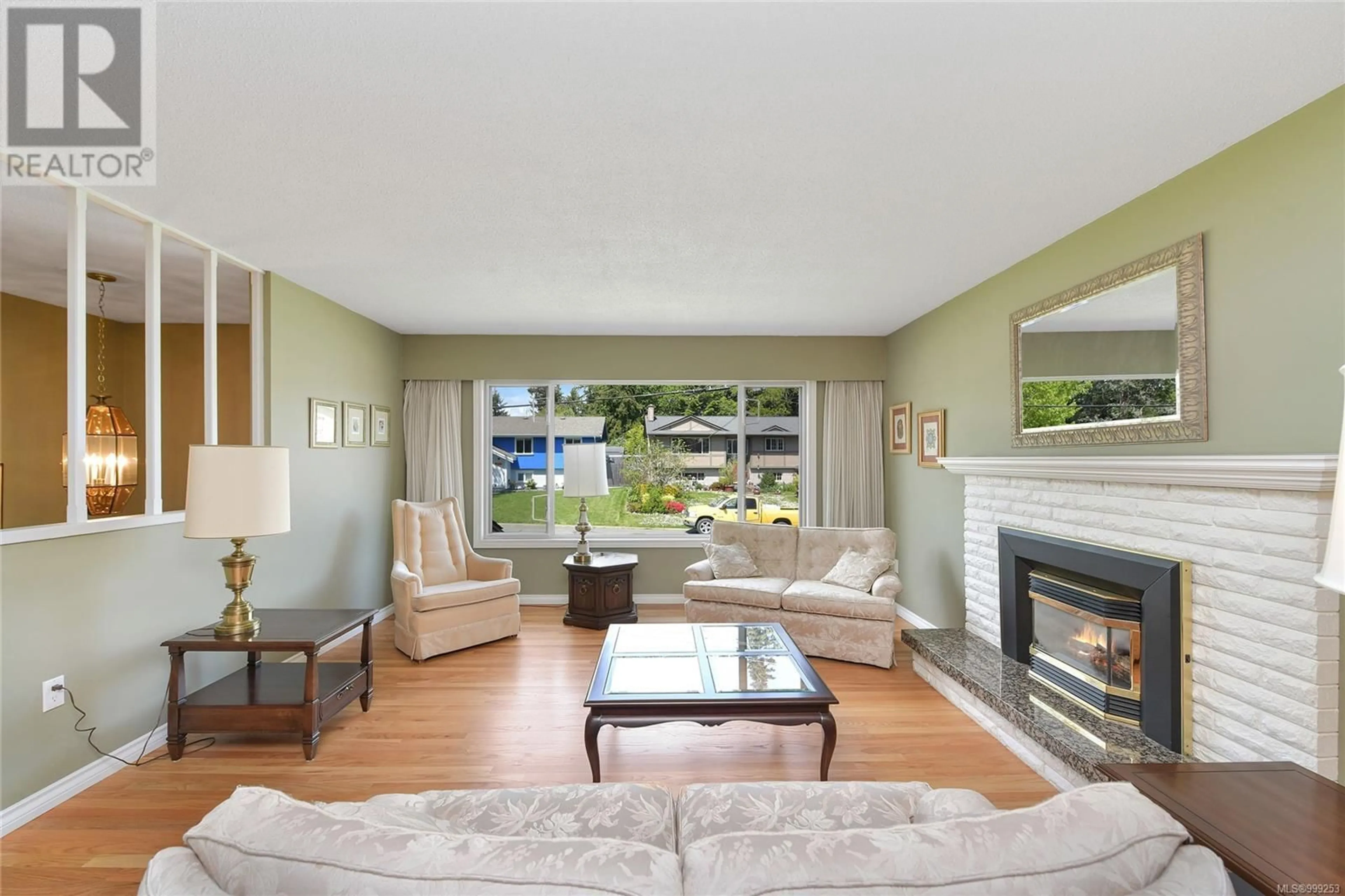 Living room with furniture, unknown for 1123 JOLIVET CRESCENT, Saanich British Columbia V8X3P3