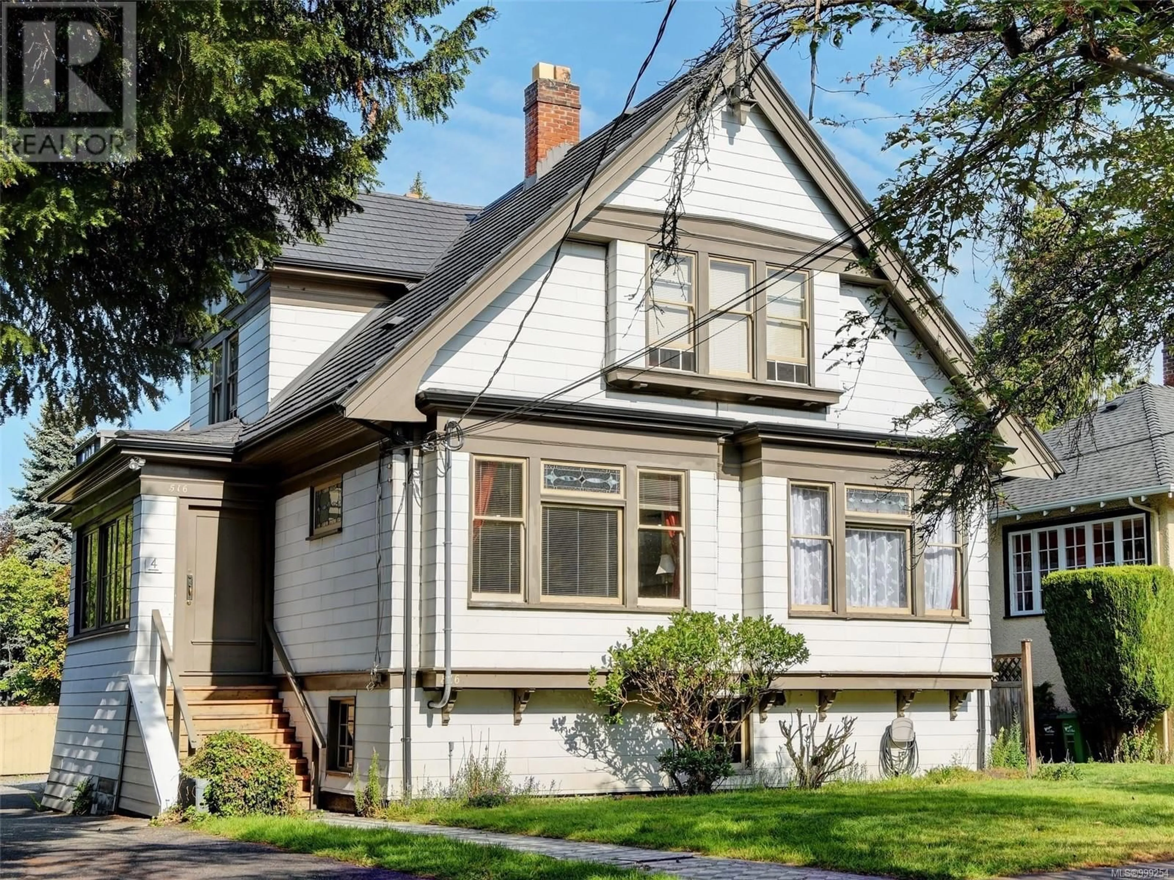 Home with vinyl exterior material, street for 516 SU'IT STREET, Victoria British Columbia V8V4C4