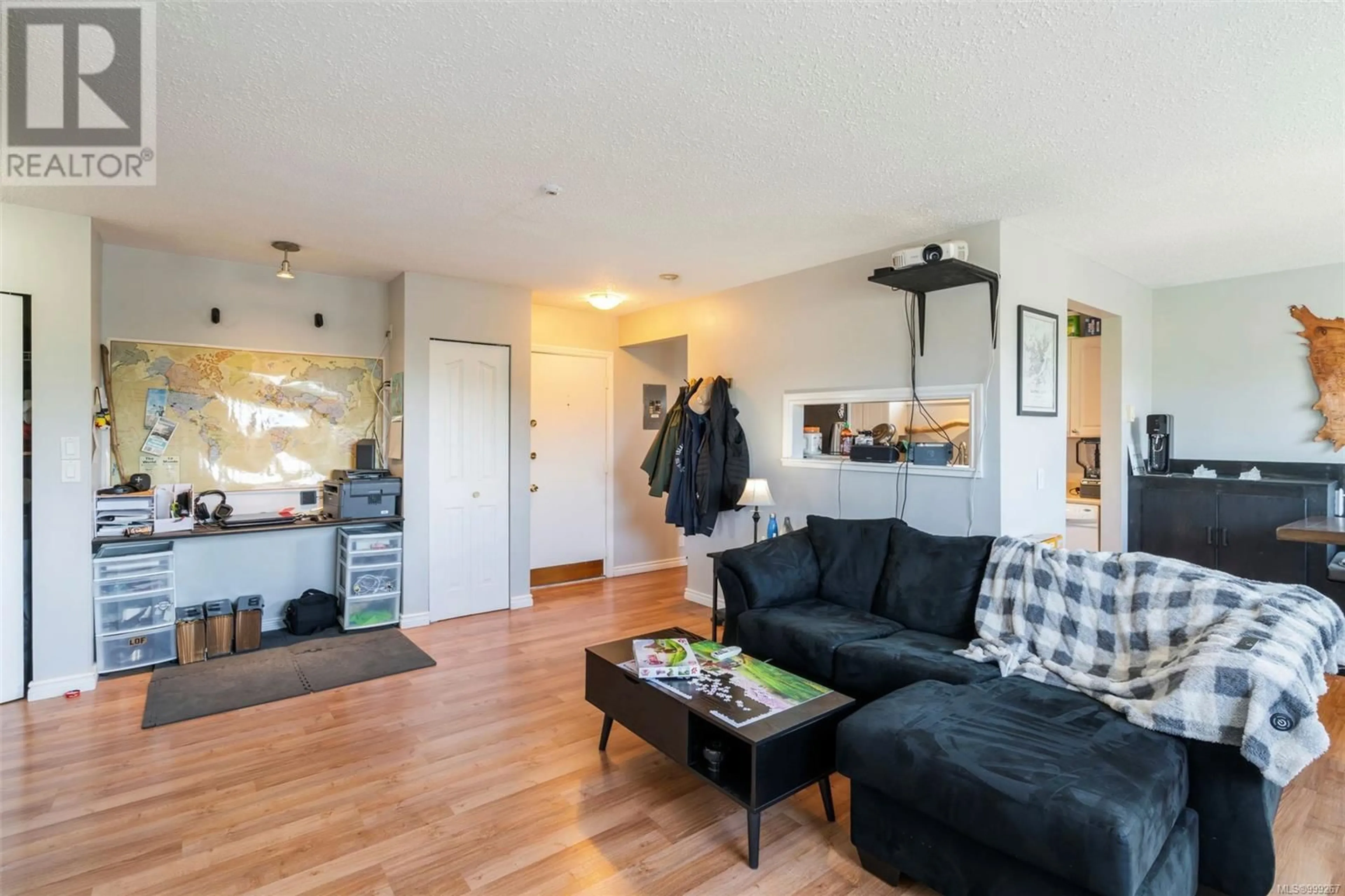 Living room with furniture, wood/laminate floor for 8 - 25 PRYDE AVENUE, Nanaimo British Columbia
