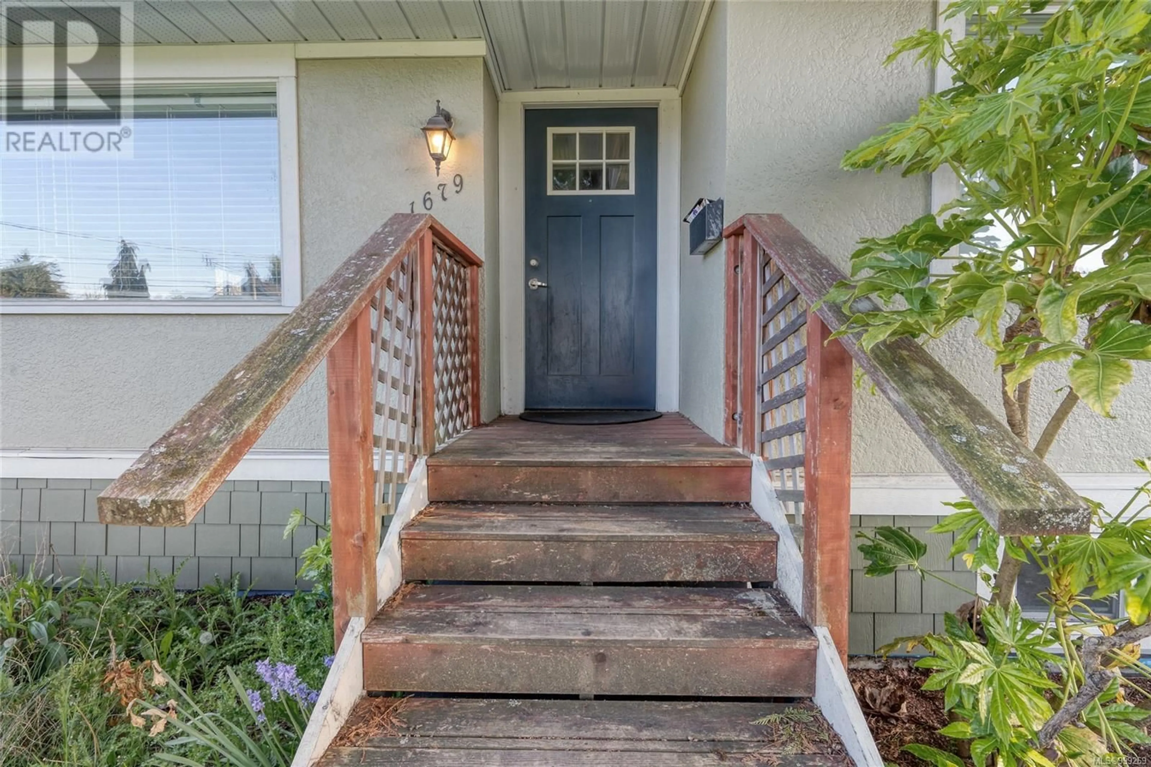 Indoor entryway for 1679 CEDAR AVENUE, Saanich British Columbia V8P1X1