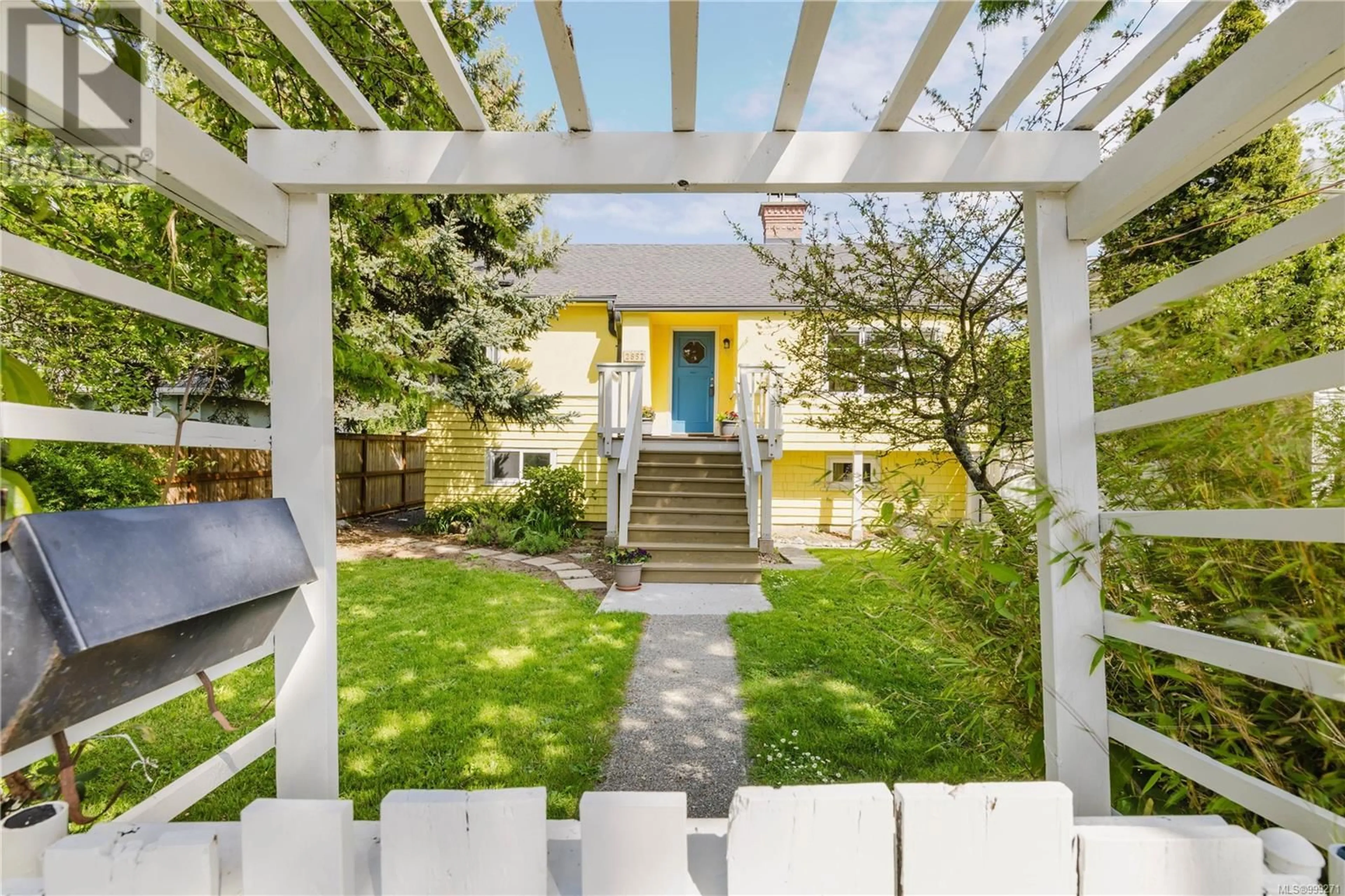 Patio, street for 2857 SHAKESPEARE STREET, Victoria British Columbia V8R4H2