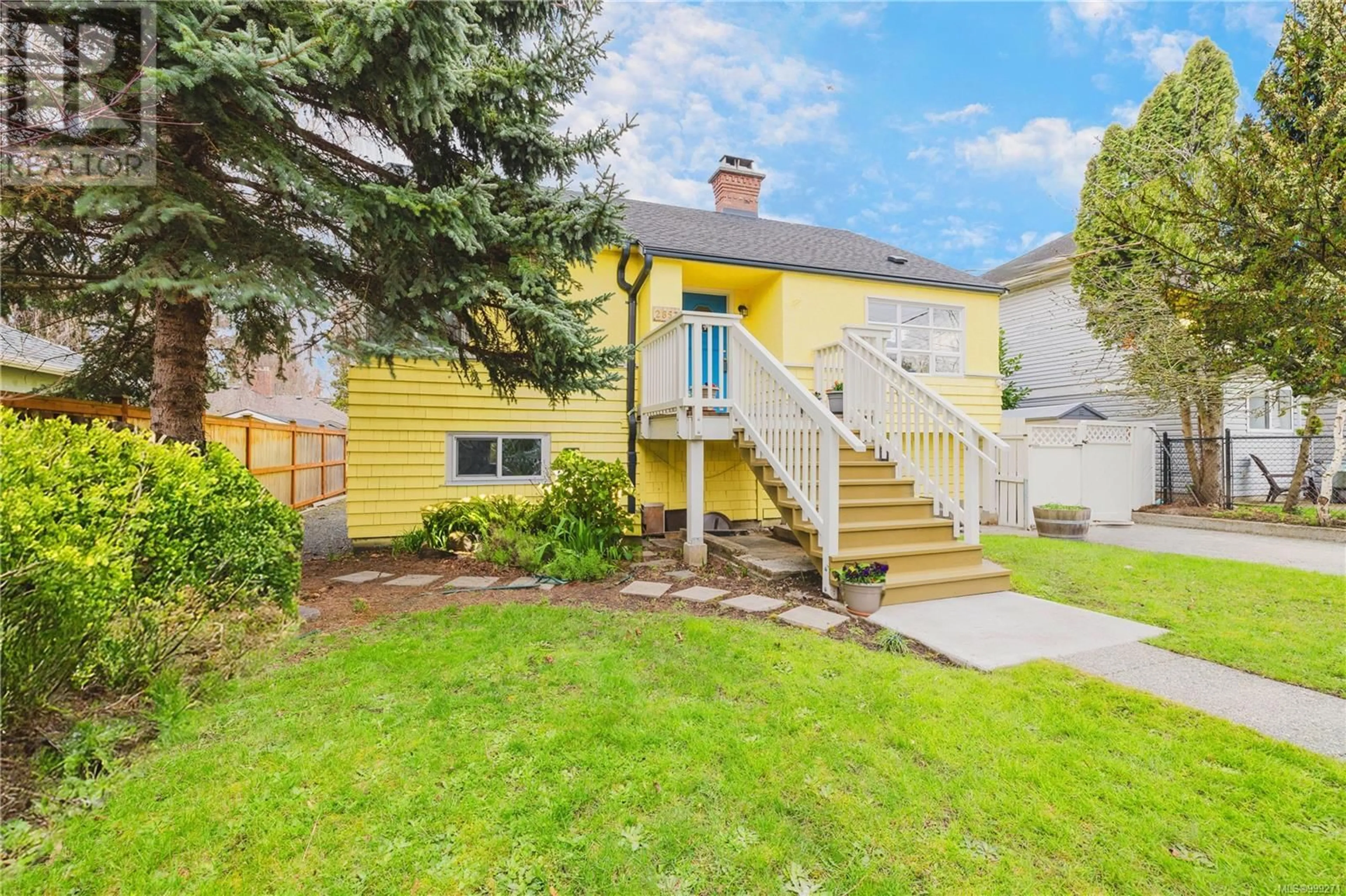 Home with vinyl exterior material, street for 2857 SHAKESPEARE STREET, Victoria British Columbia V8R4H2