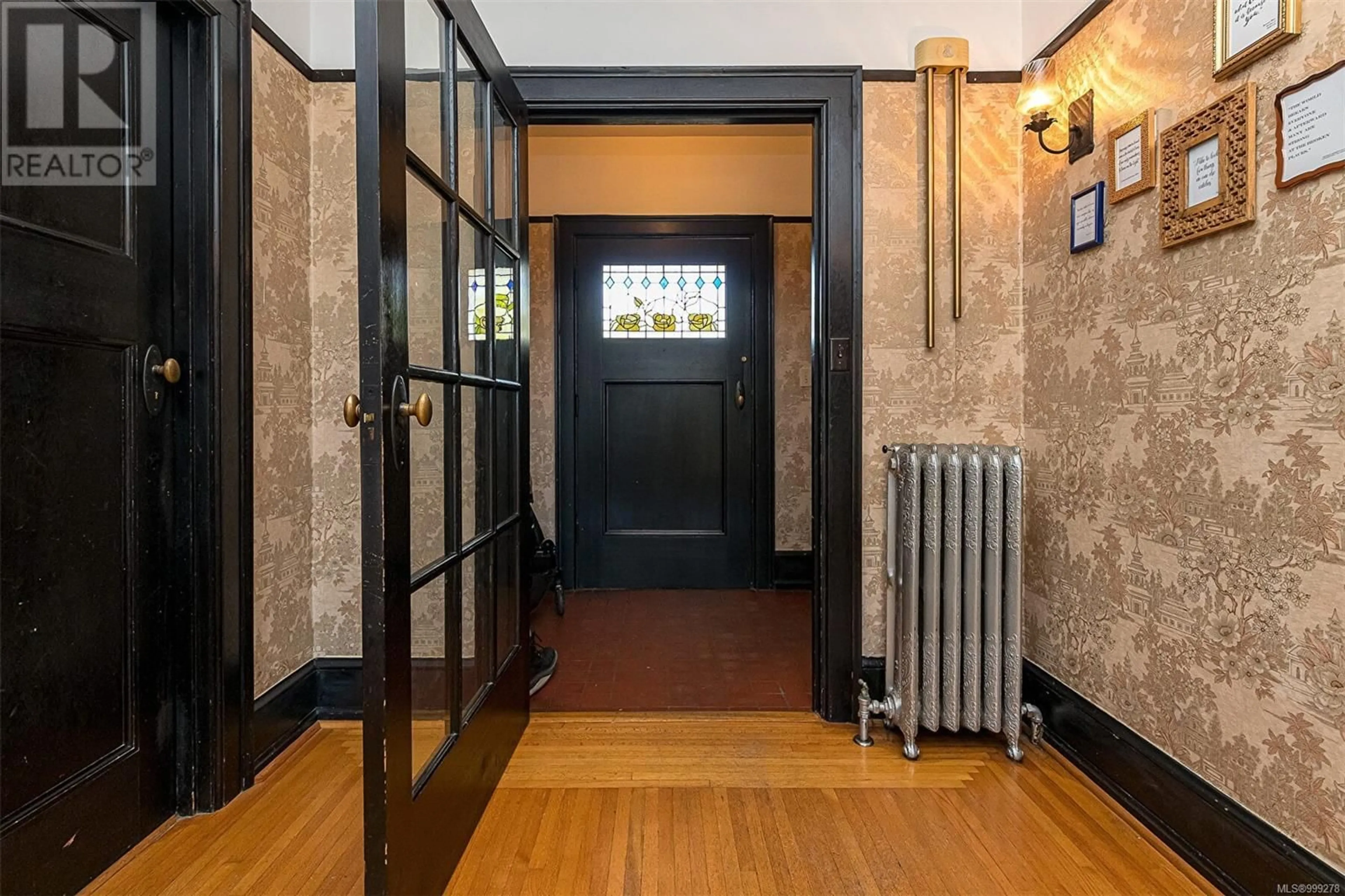 Indoor foyer for 820 PEMBERTON ROAD, Victoria British Columbia V8S3R4