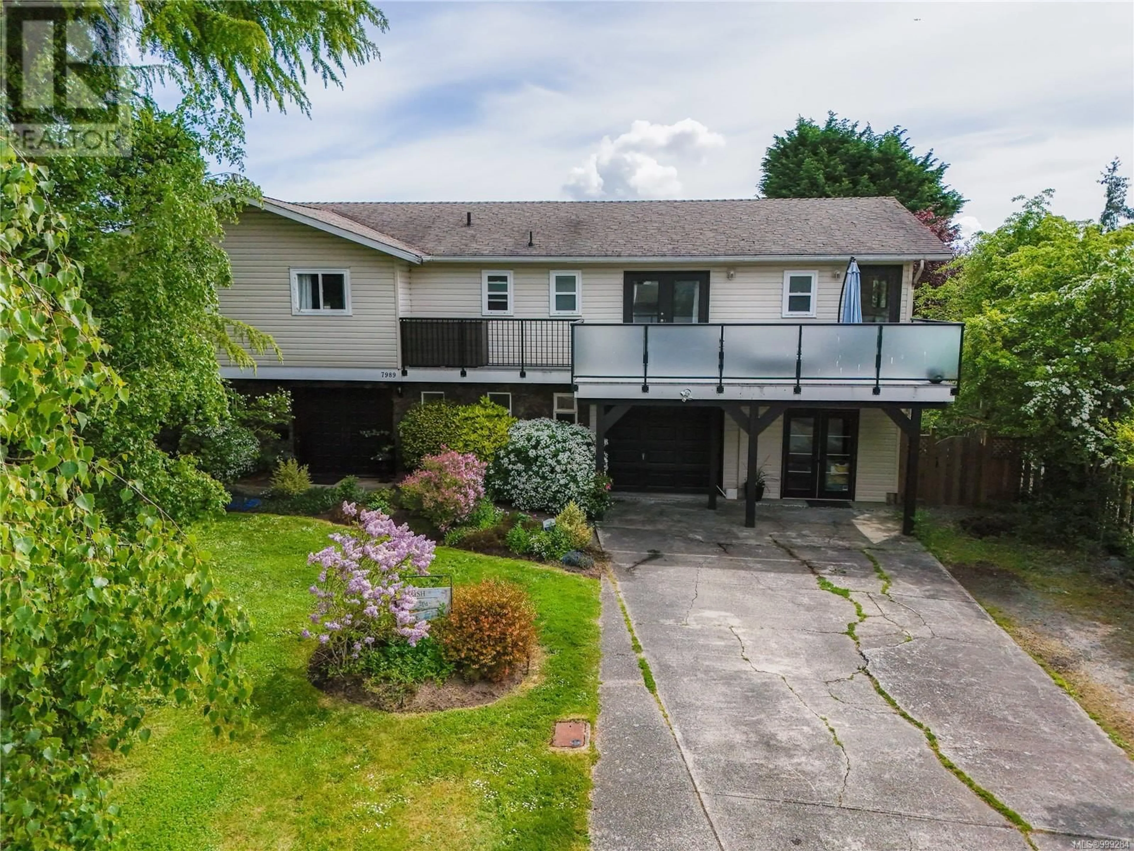 A pic from outside/outdoor area/front of a property/back of a property/a pic from drone, unknown for 7989 SEE SEA PLACE, Central Saanich British Columbia V8M1L4