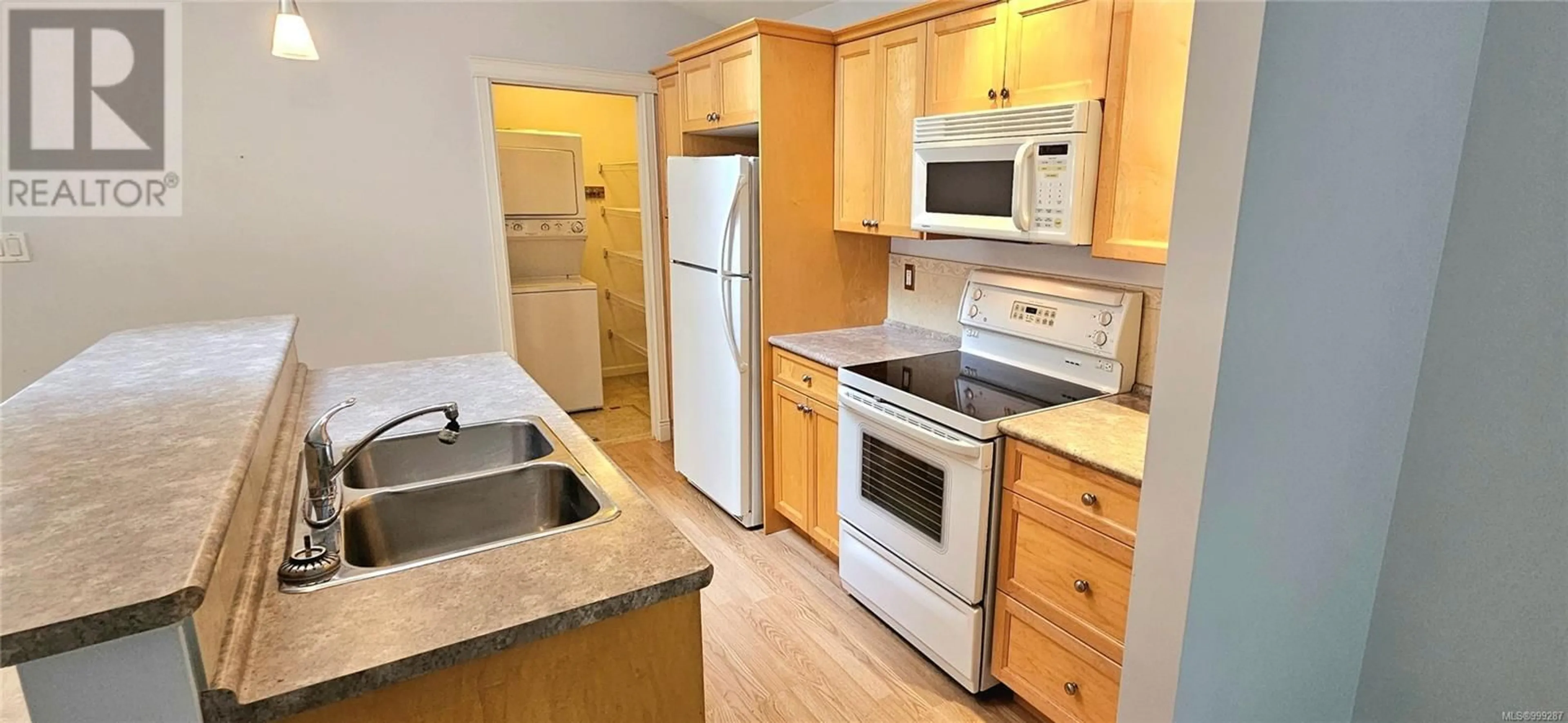Standard kitchen, wood/laminate floor for 120 - 2077 ST. ANDREWS WAY, Courtenay British Columbia V9N9V5