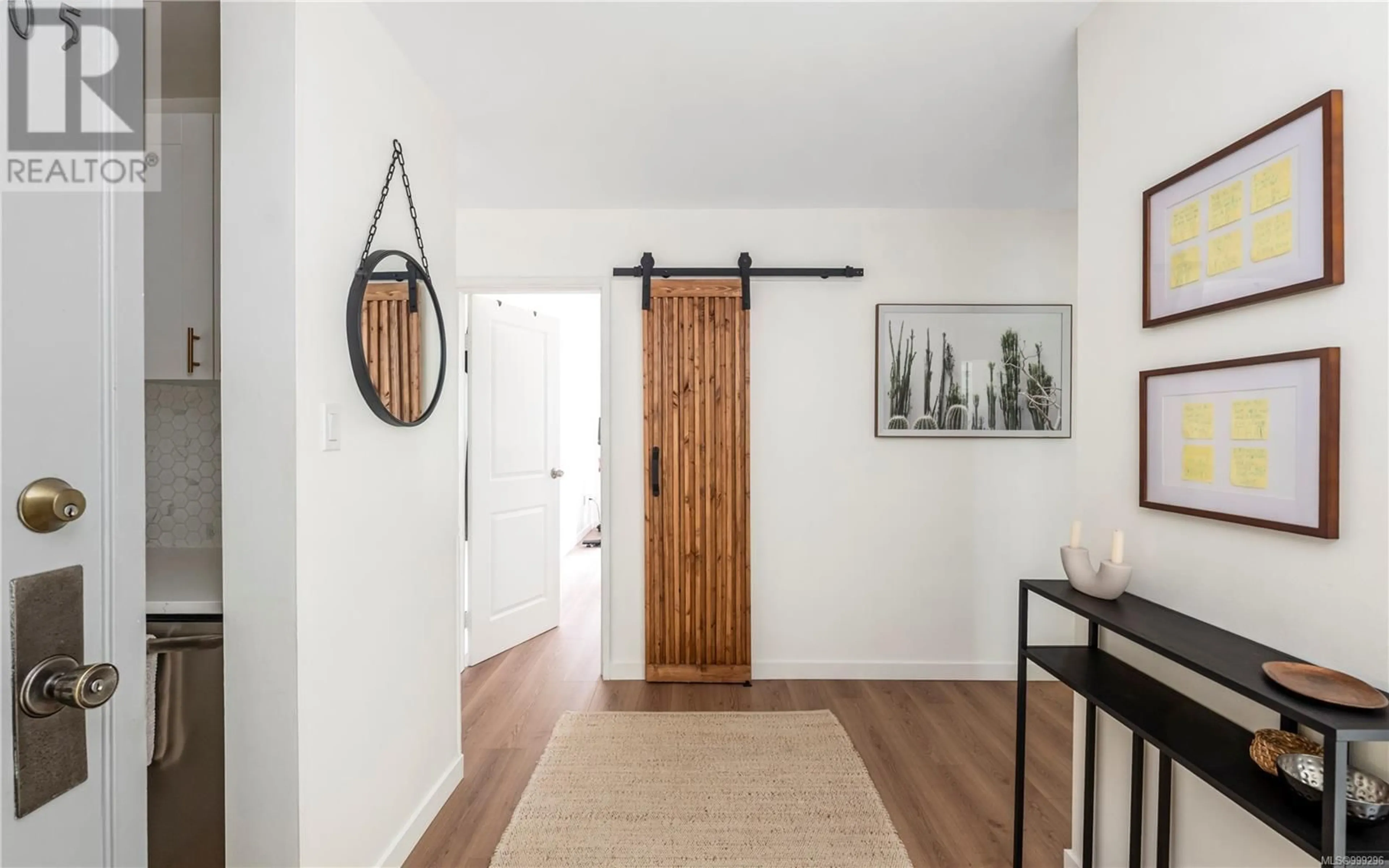 Indoor entryway for 105 - 1035 MCCLURE STREET, Victoria British Columbia V8V3G1