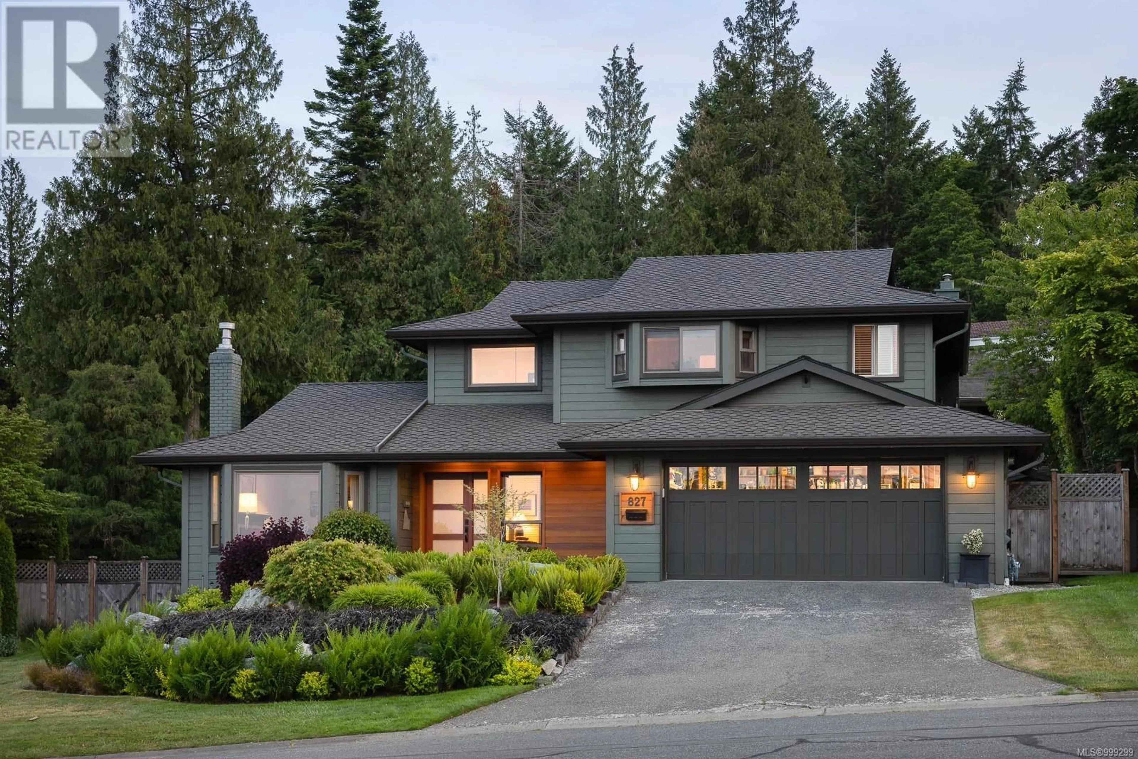 Home with vinyl exterior material, street for 827 GULFVIEW PLACE, Saanich British Columbia V8Y2R6