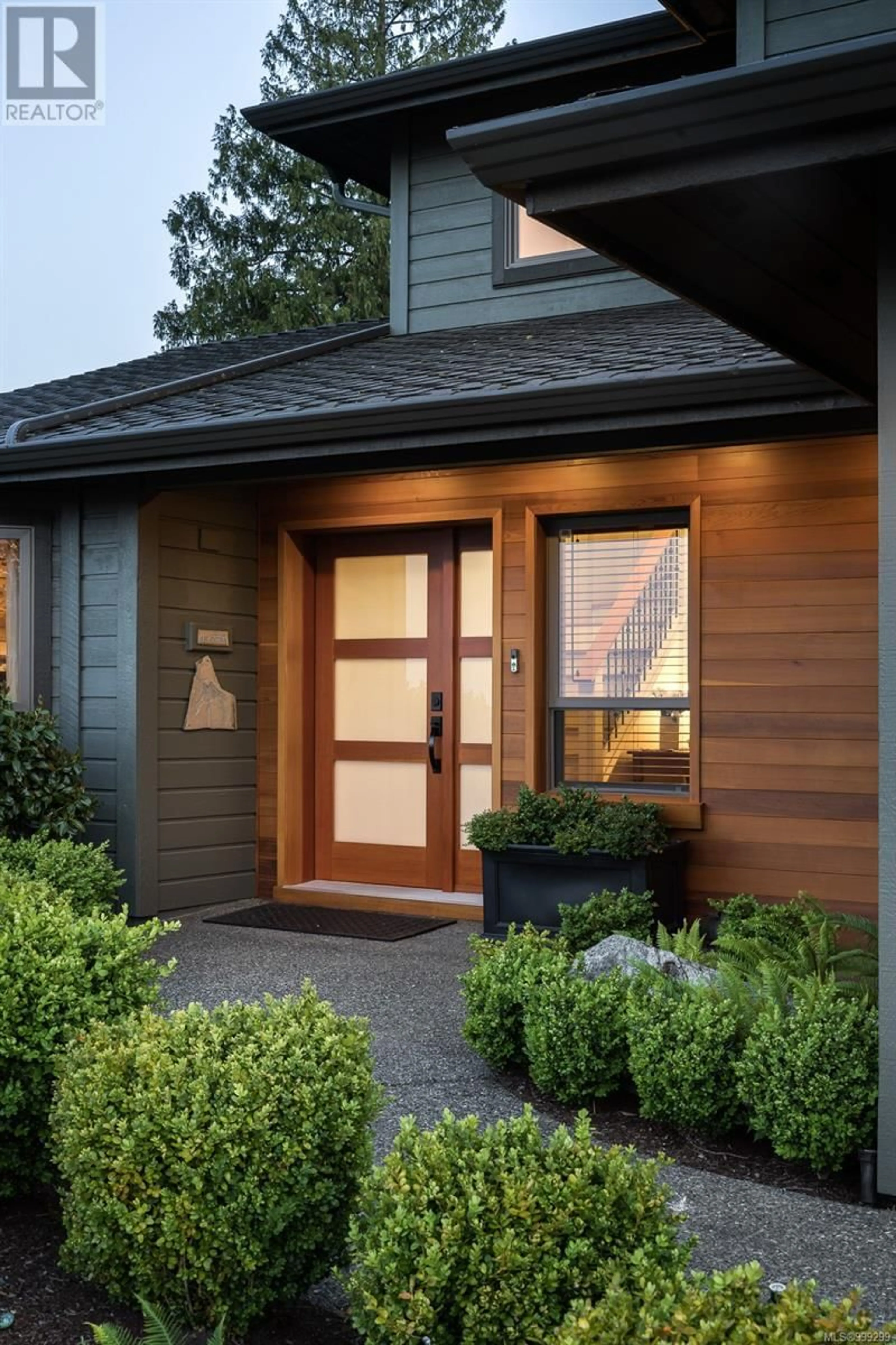 Indoor entryway for 827 GULFVIEW PLACE, Saanich British Columbia V8Y2R6