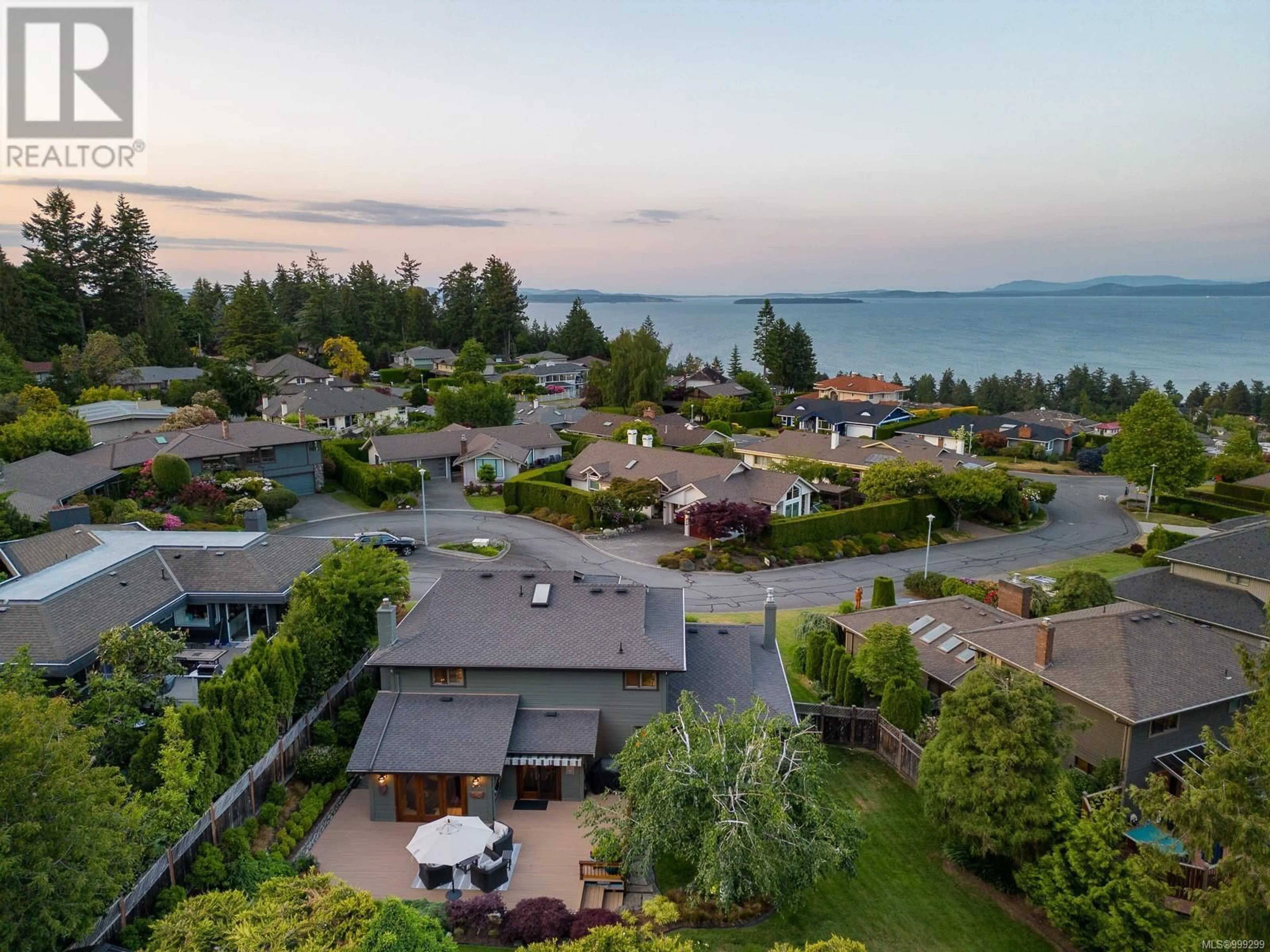 A pic from outside/outdoor area/front of a property/back of a property/a pic from drone, water/lake/river/ocean view for 827 GULFVIEW PLACE, Saanich British Columbia V8Y2R6