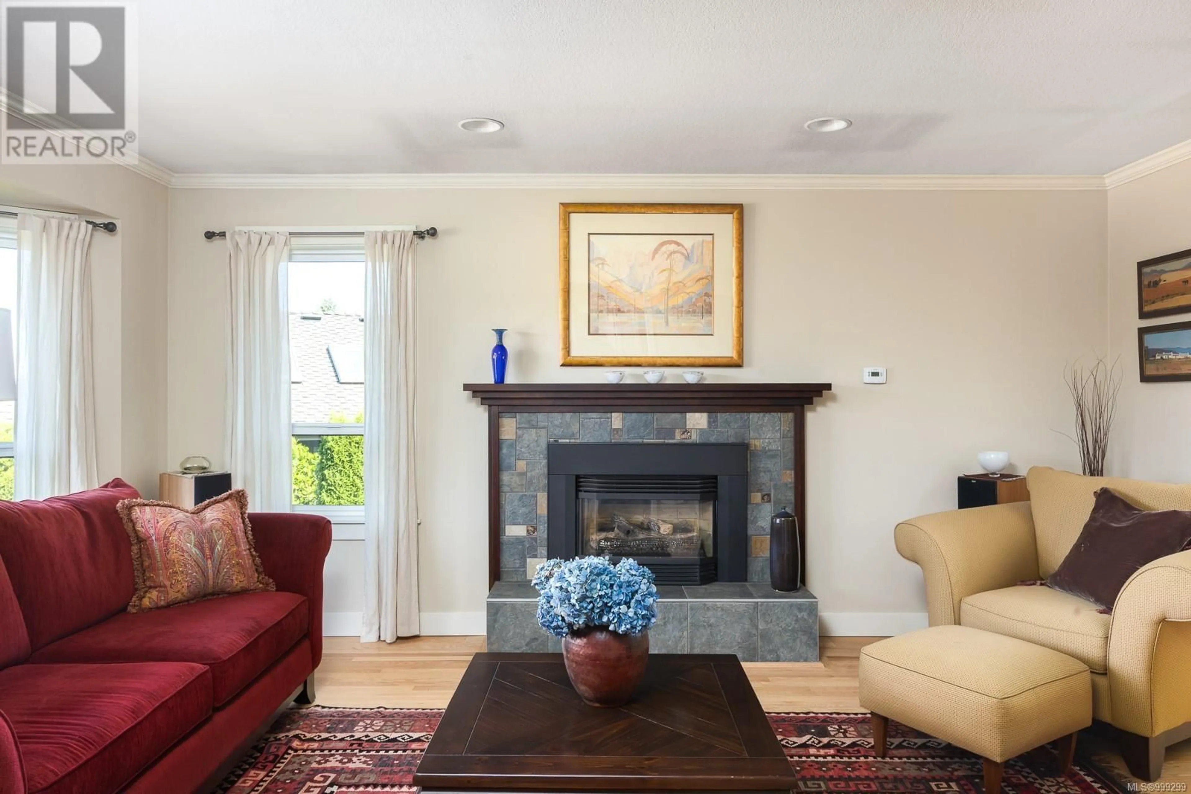 Living room with furniture, unknown for 827 GULFVIEW PLACE, Saanich British Columbia V8Y2R6