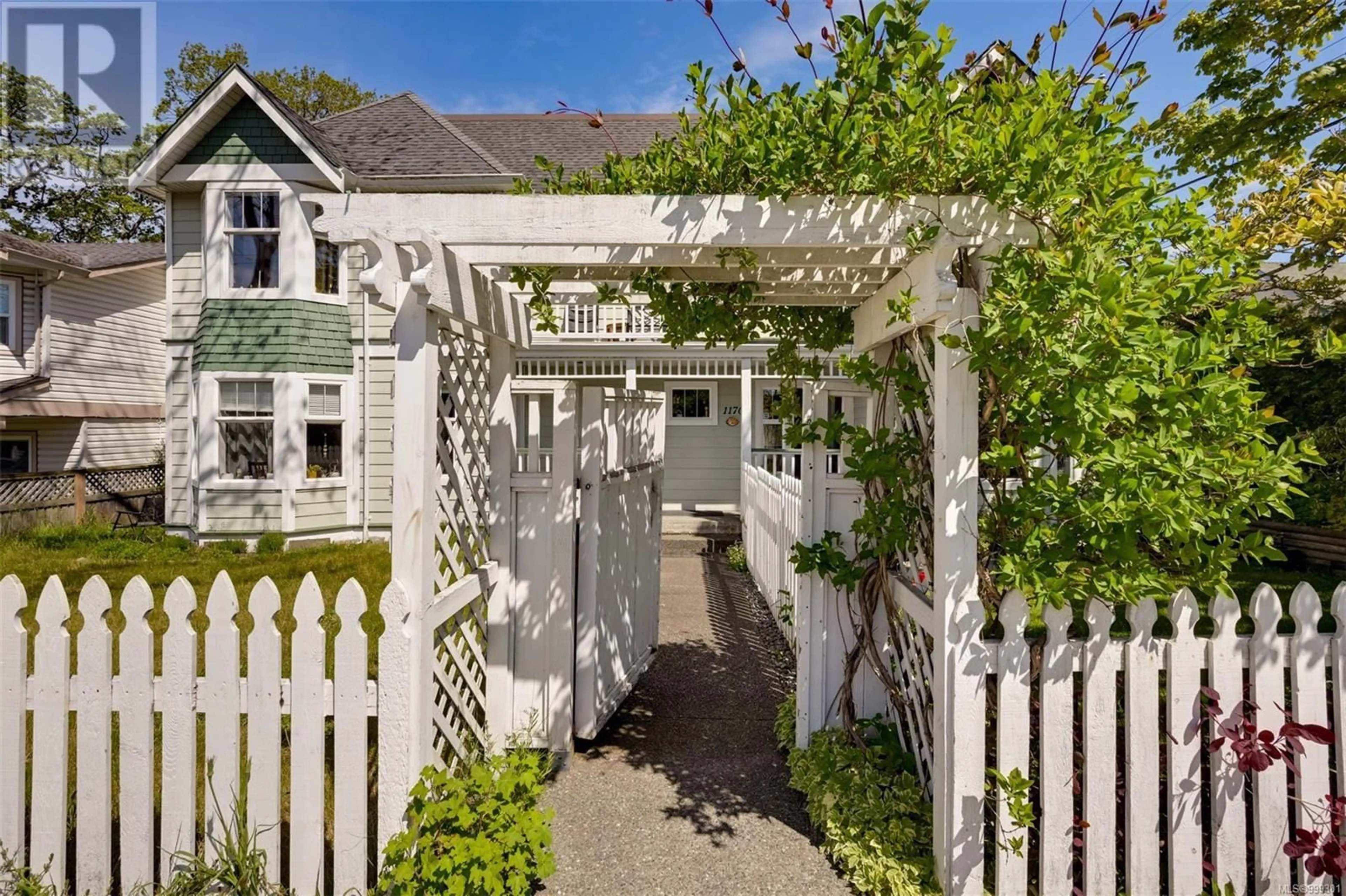 Indoor entryway for 1168 CALEDONIA AVENUE, Victoria British Columbia V8T1G1