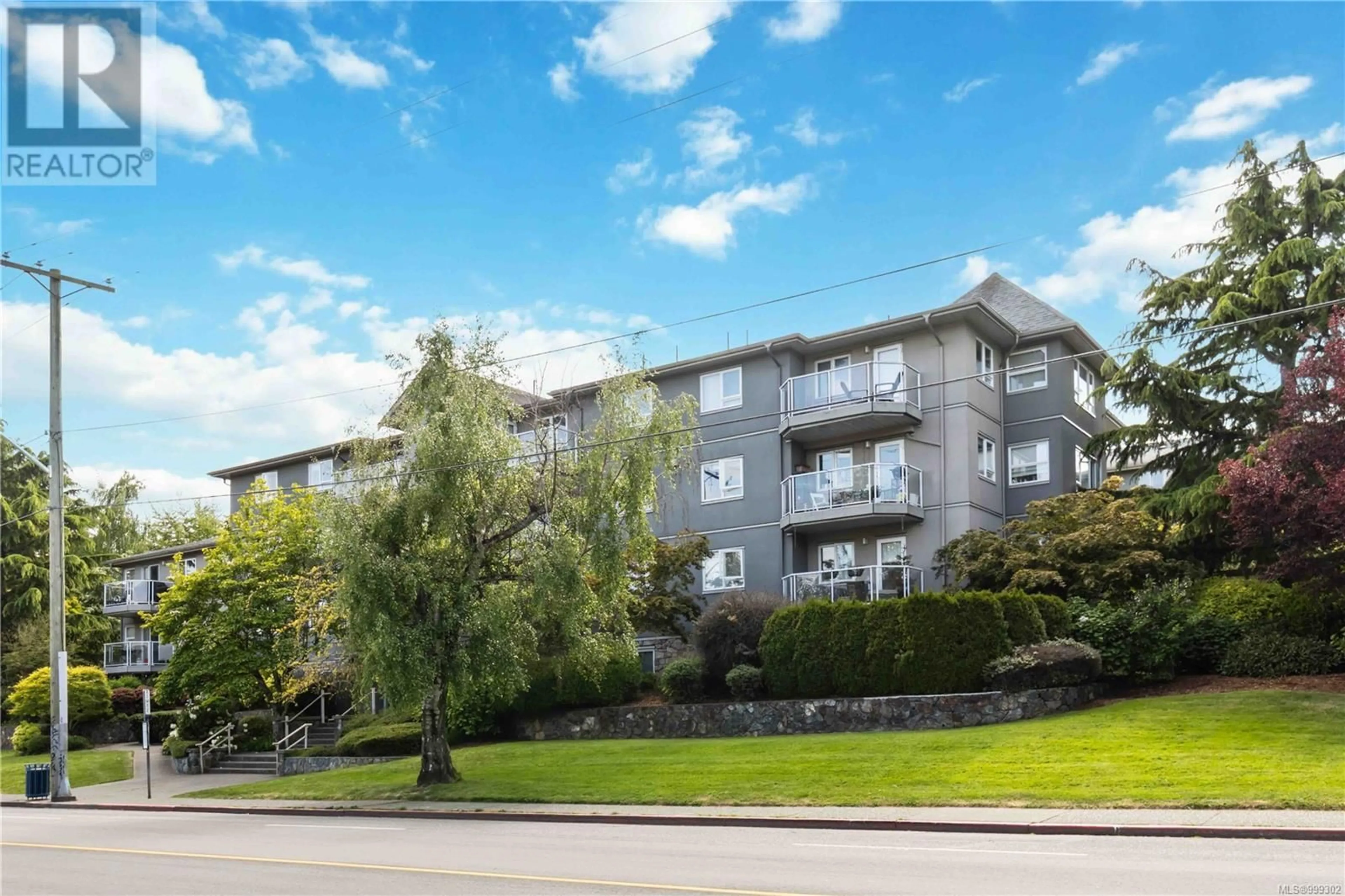 Patio, mountain view for 402 - 2880 QUADRA STREET, Victoria British Columbia V8T4E7