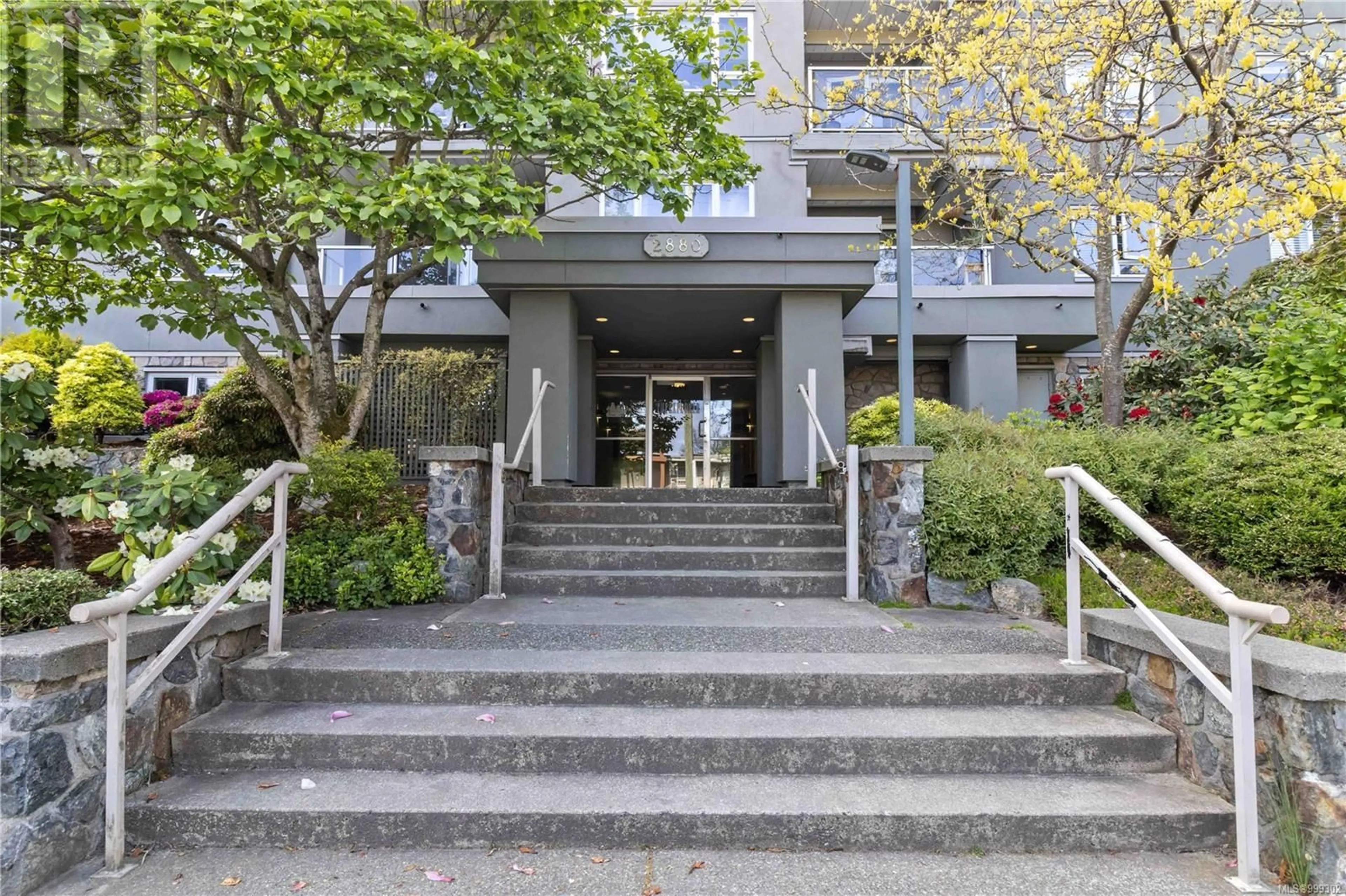 Indoor foyer for 402 - 2880 QUADRA STREET, Victoria British Columbia V8T4E7