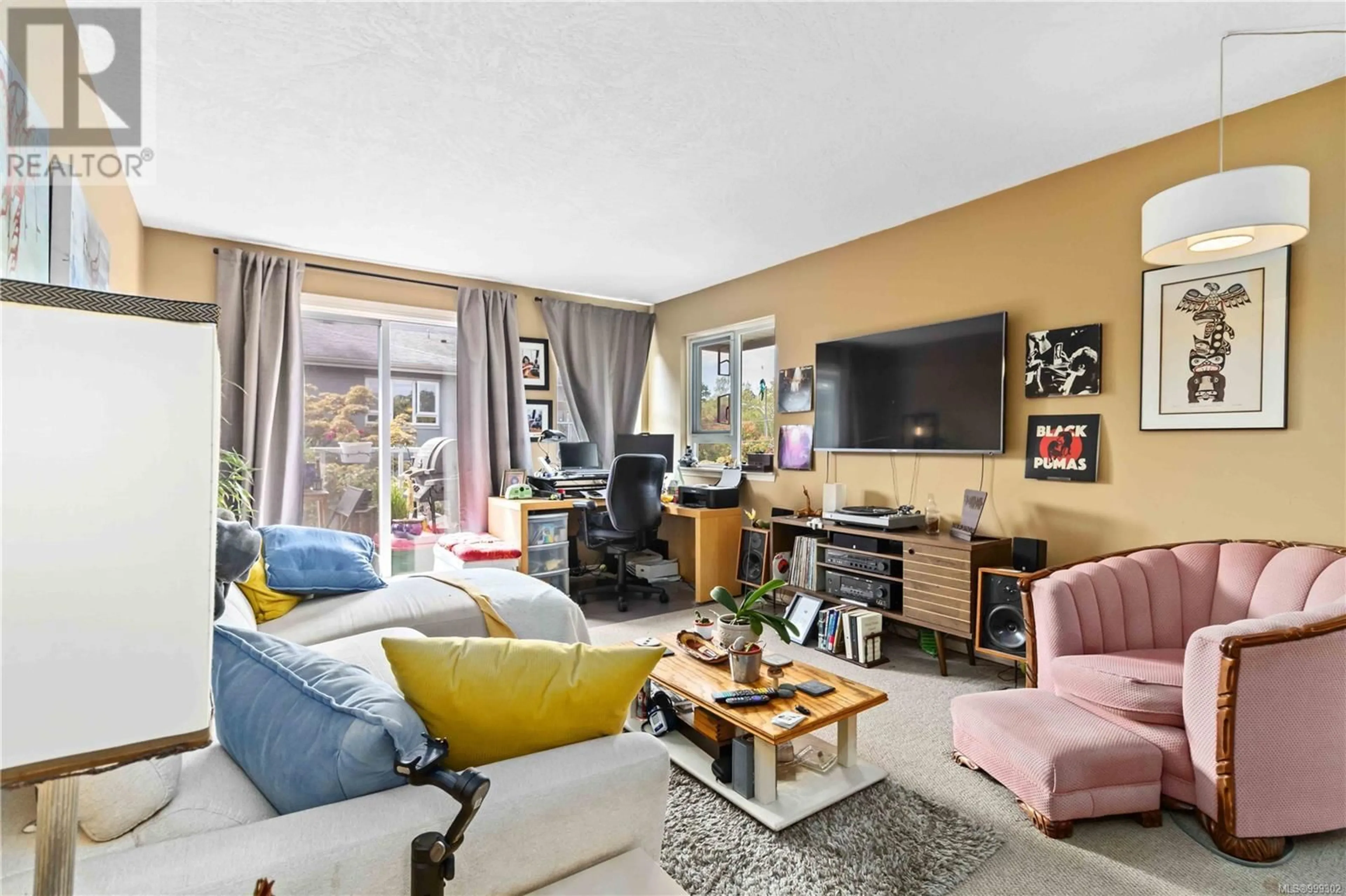 Living room with furniture, unknown for 402 - 2880 QUADRA STREET, Victoria British Columbia V8T4E7