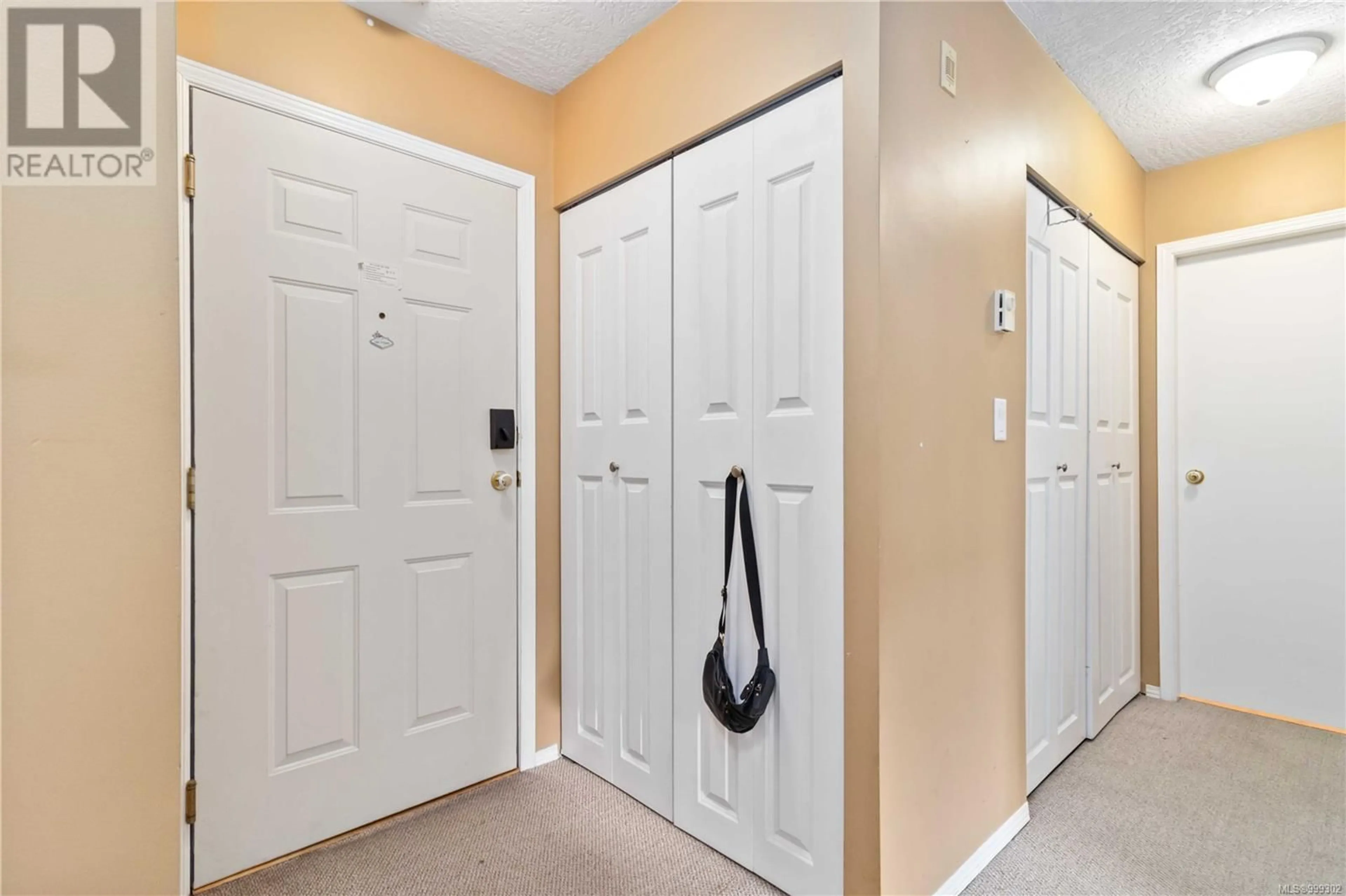 Indoor entryway for 402 - 2880 QUADRA STREET, Victoria British Columbia V8T4E7