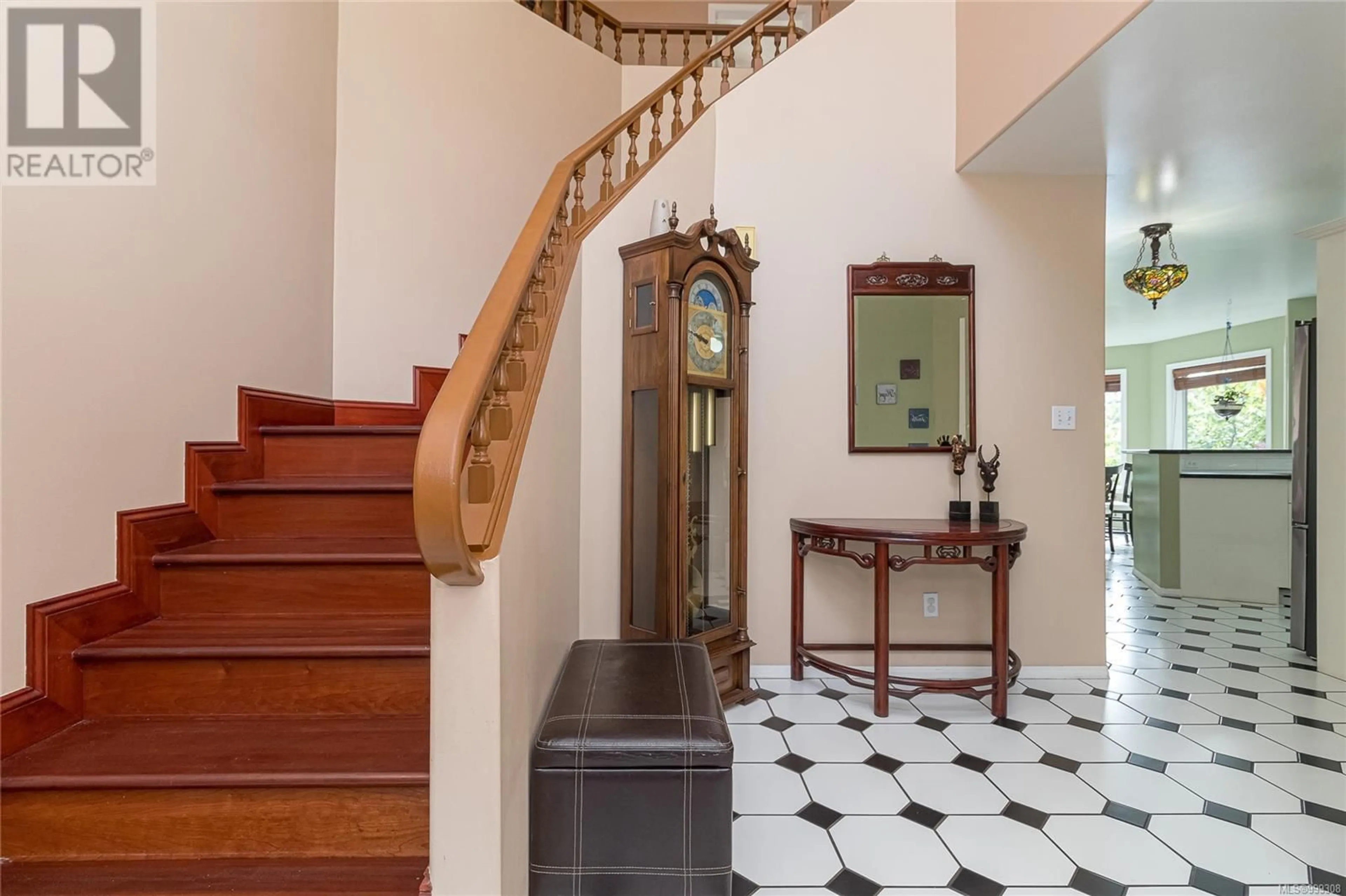 Indoor foyer for 1211 BURNSIDE ROAD WEST, Saanich British Columbia V8Z1N7
