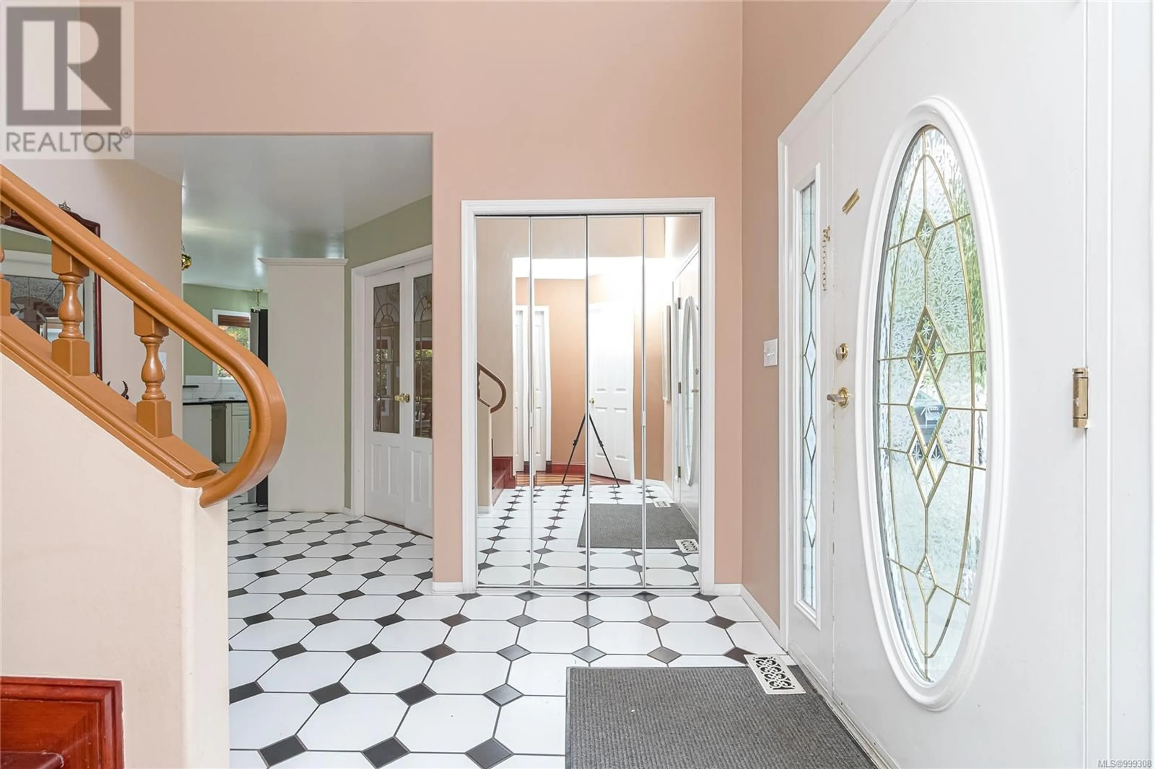 Indoor foyer for 1211 BURNSIDE ROAD WEST, Saanich British Columbia V8Z1N7