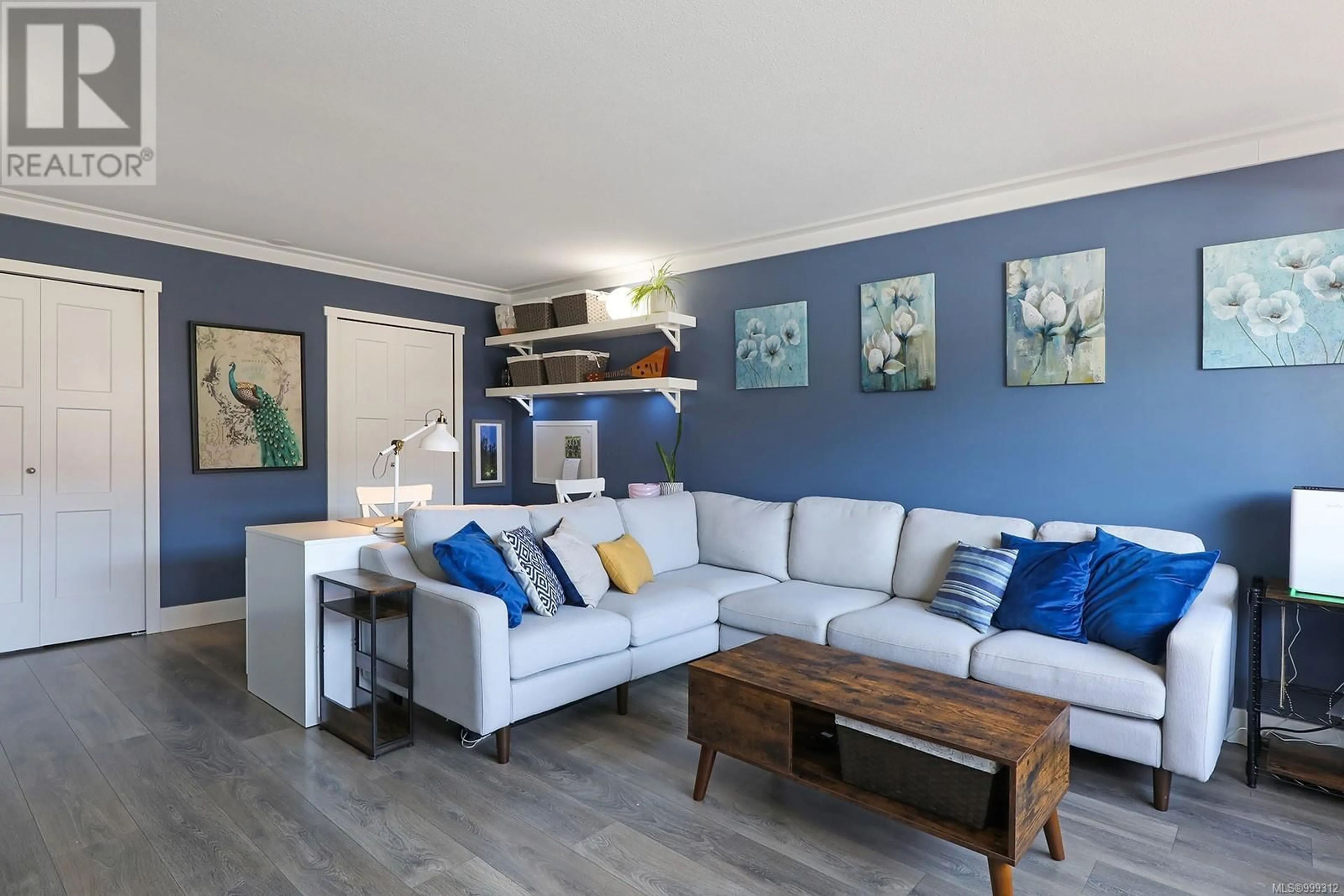 Living room with furniture, wood/laminate floor for 220 - 680 MURRELET DRIVE, Comox British Columbia V9M3P2