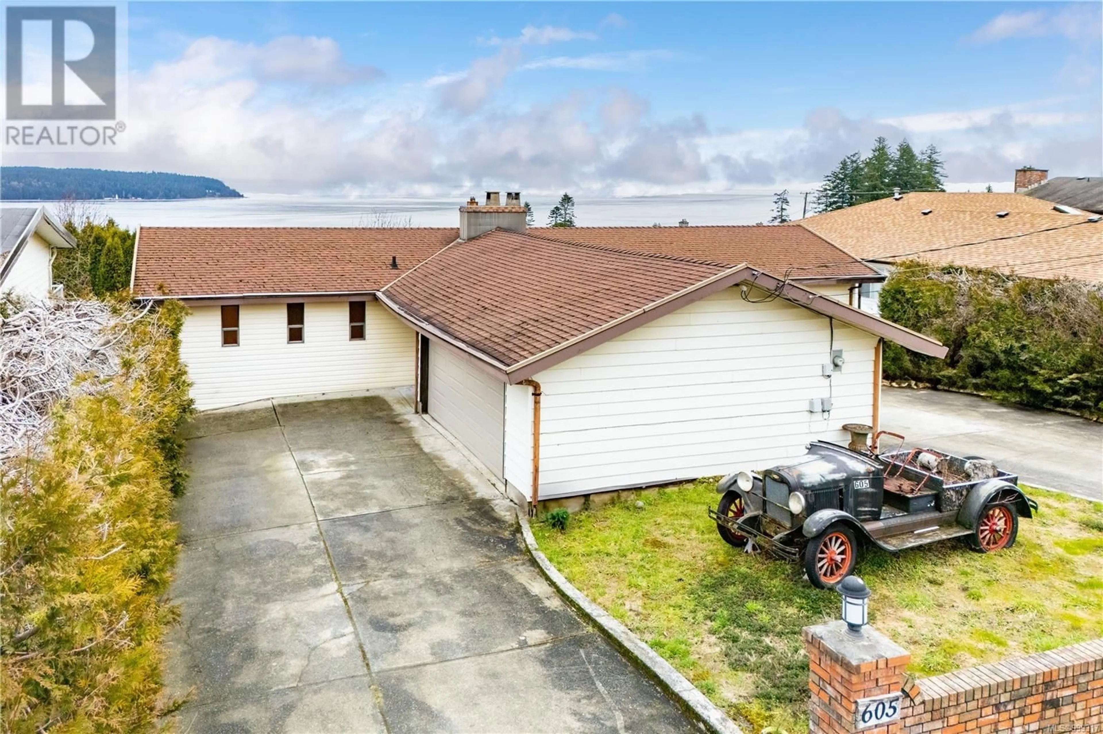 A pic from outside/outdoor area/front of a property/back of a property/a pic from drone, unknown for 605 MURPHY STREET SOUTH, Campbell River British Columbia V9W6G1