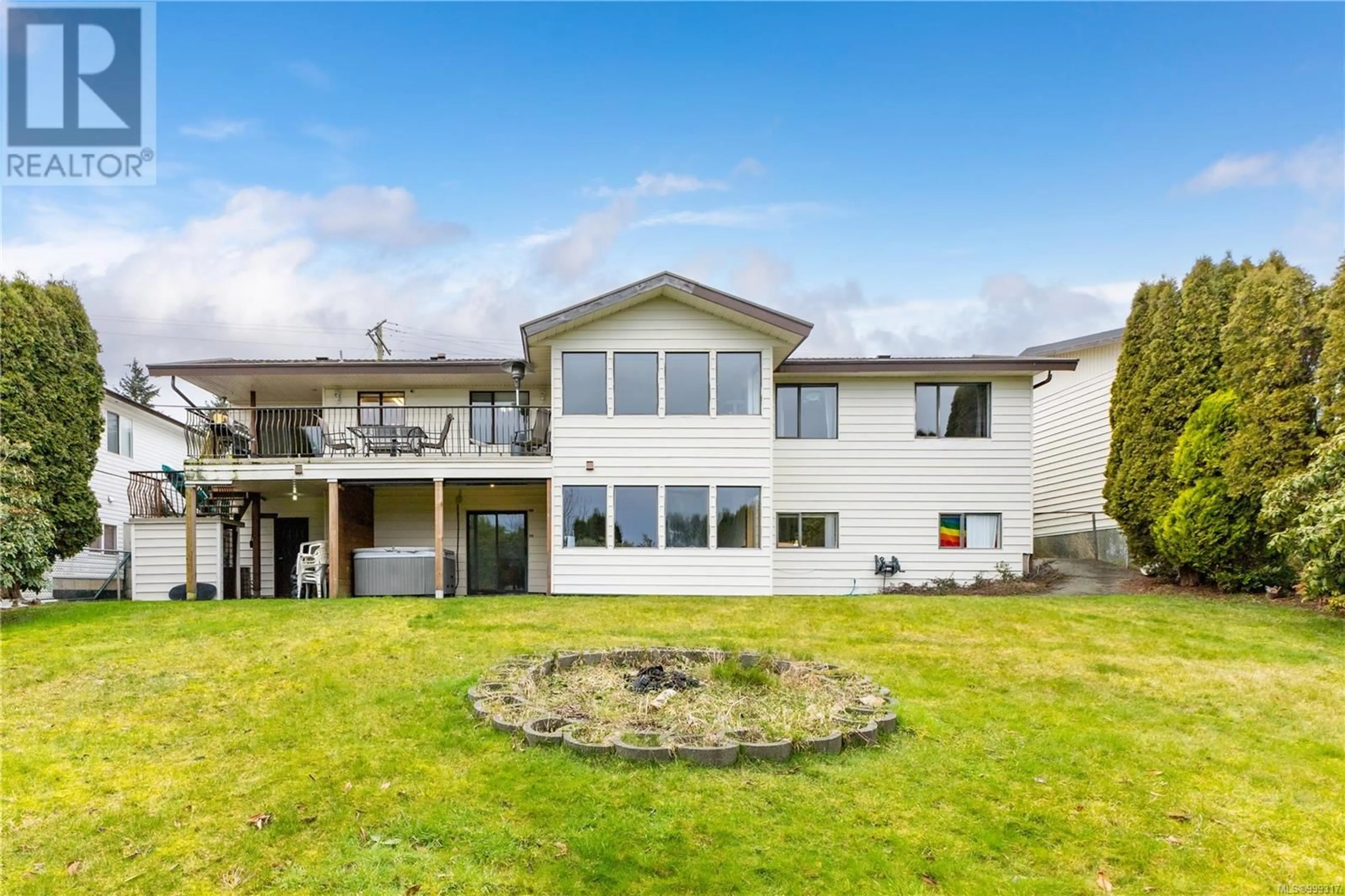 A pic from outside/outdoor area/front of a property/back of a property/a pic from drone, unknown for 605 MURPHY STREET SOUTH, Campbell River British Columbia V9W6G1